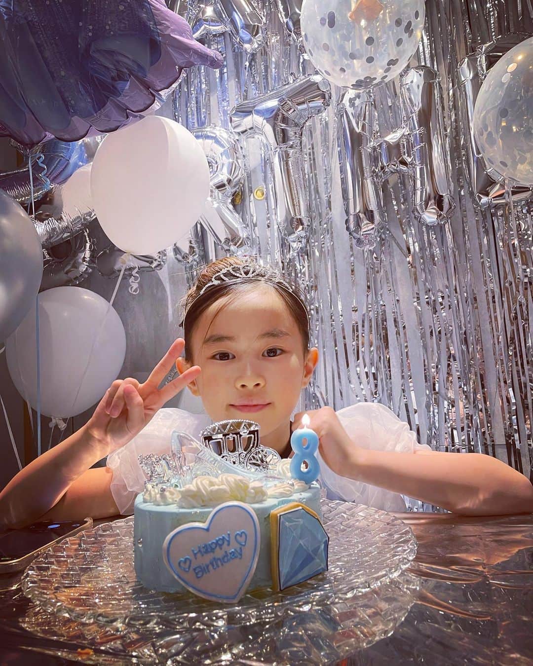 加織のインスタグラム：「🤍我が家のPrincessが8歳になりました🎂🤍✨  長女には沢山の【はじめて】を経験させてもらい、ポンコツかーさんは毎年この日は色々な想いが溢れかえってきて、日々の当たり前がとても幸せなんだ！と改めて想う日です。  ありがとう🤍むすめ🤍 言葉では伝えられないほど愛してる🤍🤍あなた無しの人生なんて考えられないよ🤍  最近はギャルになりたいんだ！と言い、血は争えないなぁ〜(笑笑)と思わされる事が多くて悩むこともあるけど笑笑  これからも一緒に、沢山の愛の中で成長していこうね🤍✨  みーんなにお祝いして貰えてよかったね🎂✨  お誕生日おめでとう🎂 super BIG love🤍🤍🤍🤍🤍」