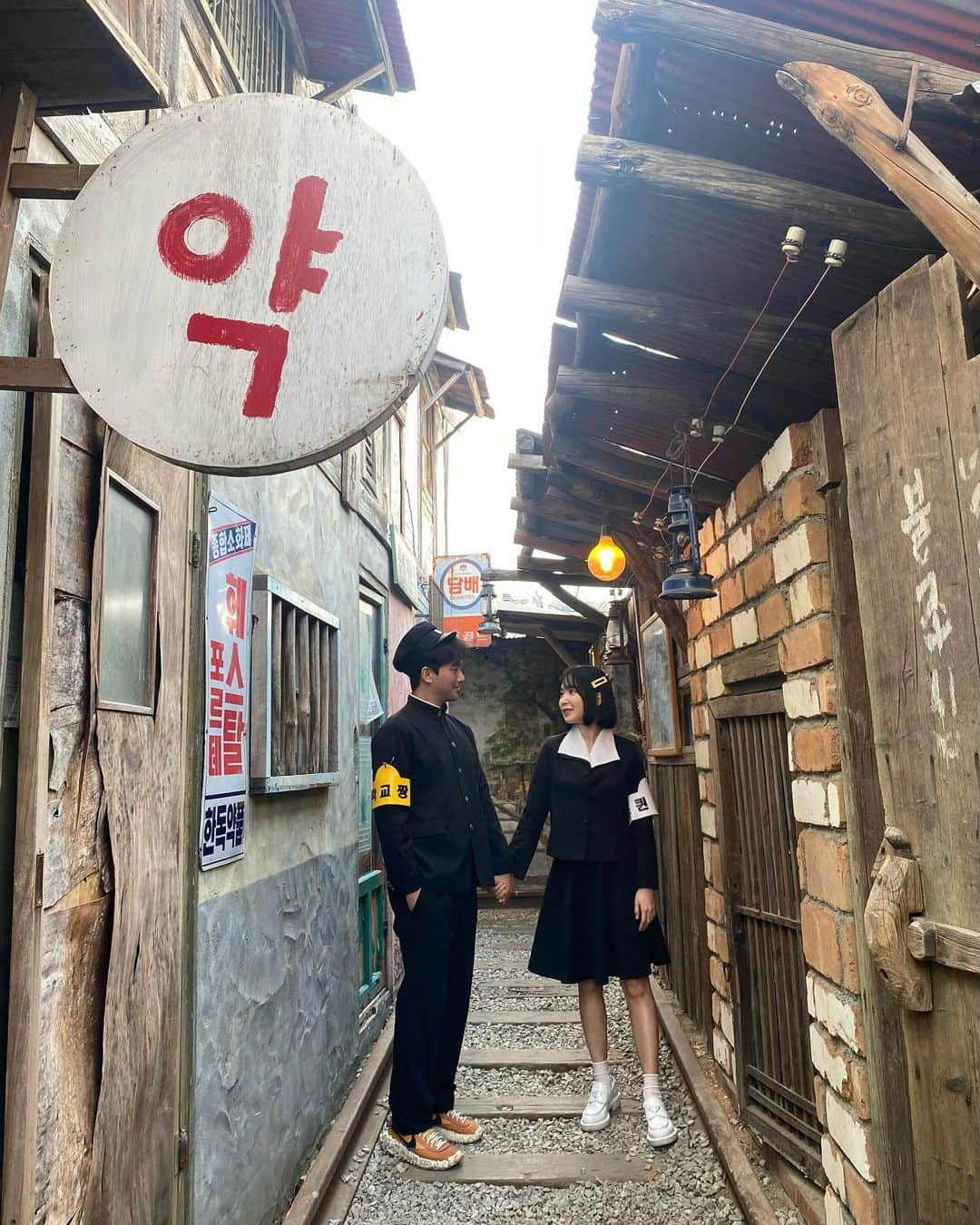 チョア のインスタグラム：「👫🏻❤️ 우리가 옛날 이시절에 만났다면 이런모습이였을까?  오빠랑 진~짜 재밌었던 교복체험😆ㅋㅋ 전주여행 가면 꼭 #전주난장 이라는곳 가보세요! 추천추천👍🏻」