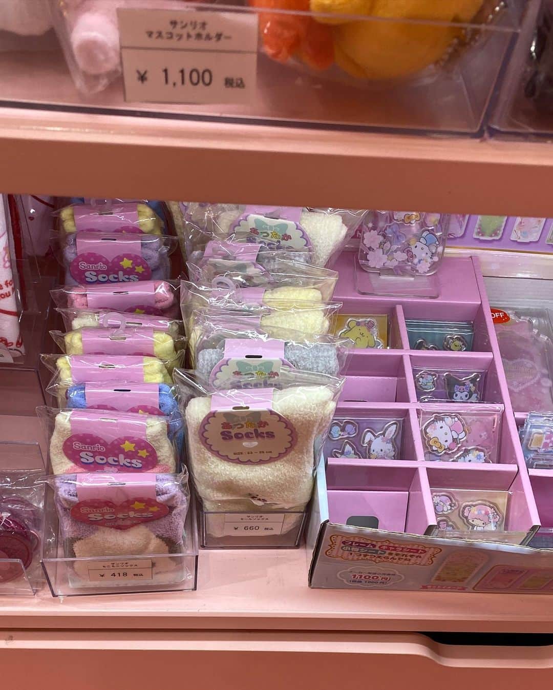 小藪奈央さんのインスタグラム写真 - (小藪奈央Instagram)「. Pink phone box  Wish I bought the fluffy socks」3月22日 17時13分 - nao_now