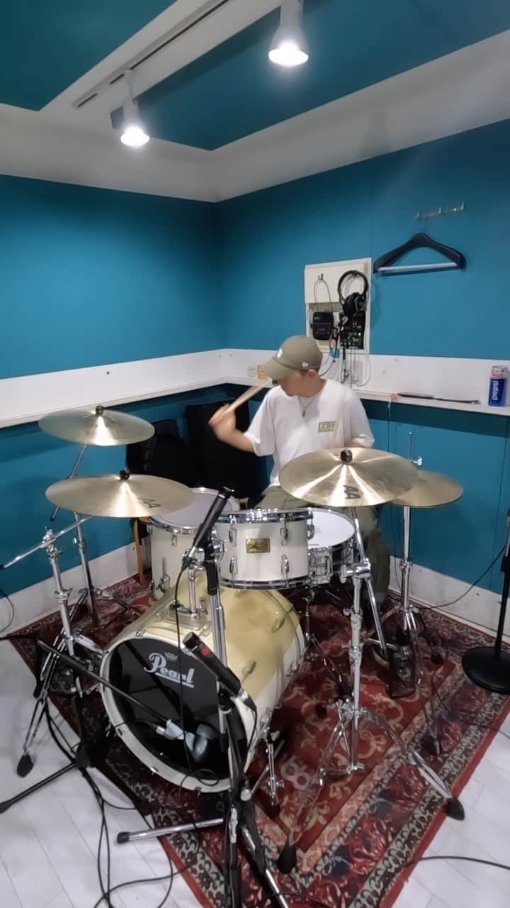 安床武士のインスタグラム：「Hobby time🥁 合間にかなり久しぶりの生ドラム！楽しいー！ パンスプで来日するのでこの曲を。 行きたかったー！！ 🔈 @simpleplan / Shut Up 👕 @lzbn_official   #drum #ドラム #hobby #趣味 #仕事でも体を動かして趣味でも体を動かす #移動中は常に指でイメトレしてます #takeshiyasutoko #安床武士」