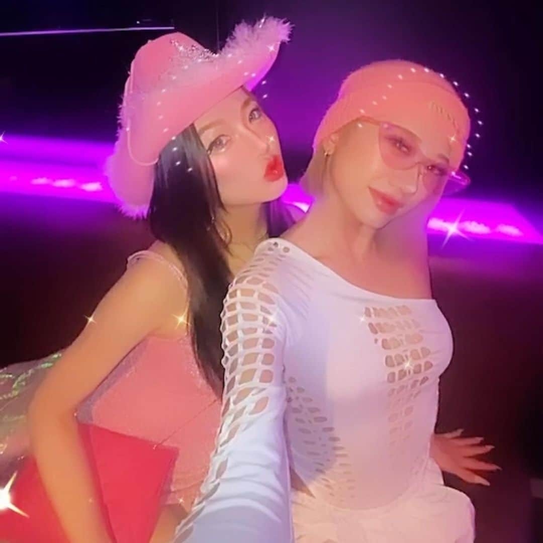 あさちるのインスタグラム：「みんなでピンクコーデ楽しい♡ #tknc #tknightclub #xratedliqueur #pinkyourmoment  @tknightclub @xrated_liqueur」