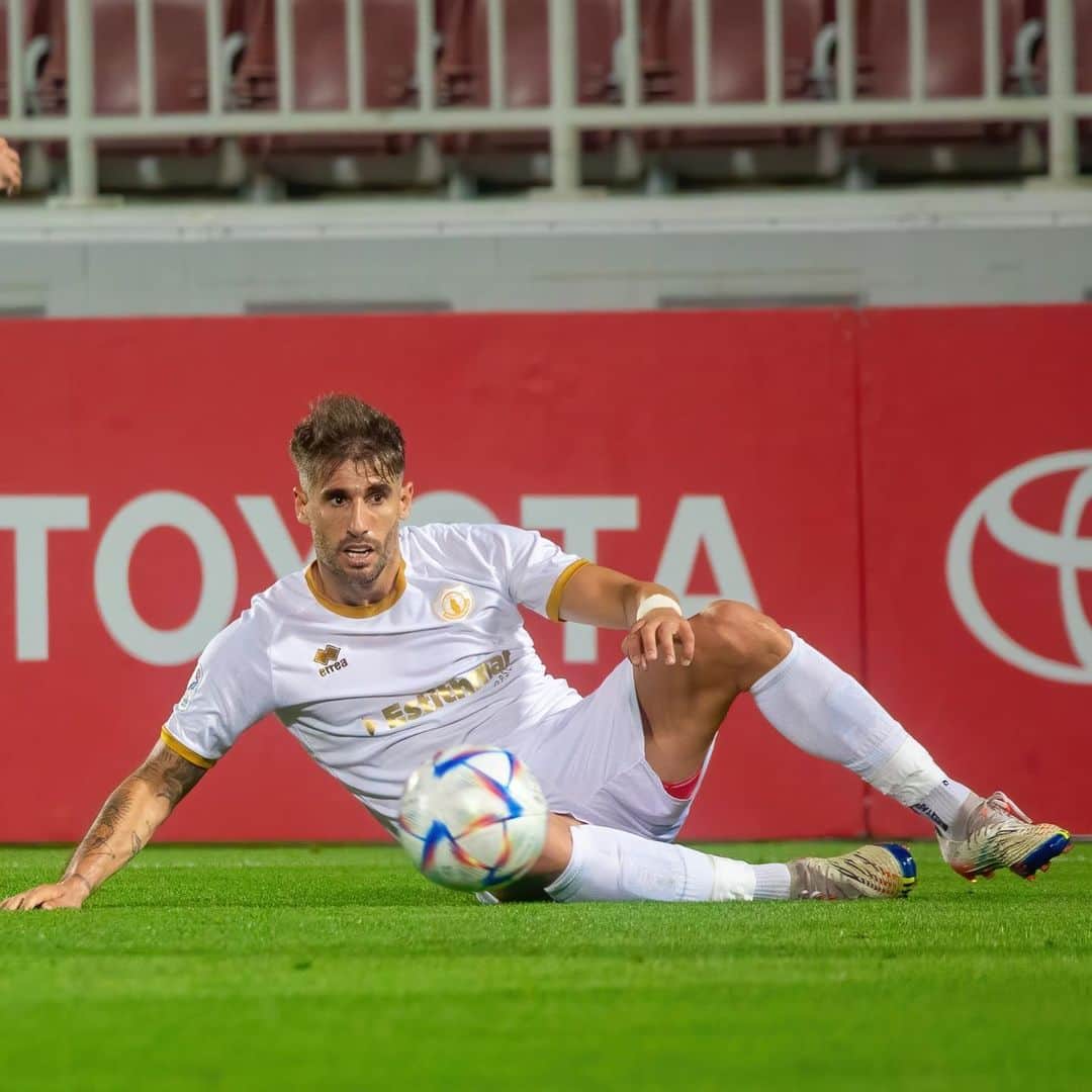 ハビ・マルティネスのインスタグラム：「Waiting for the next game like… @qatarsportsclub」