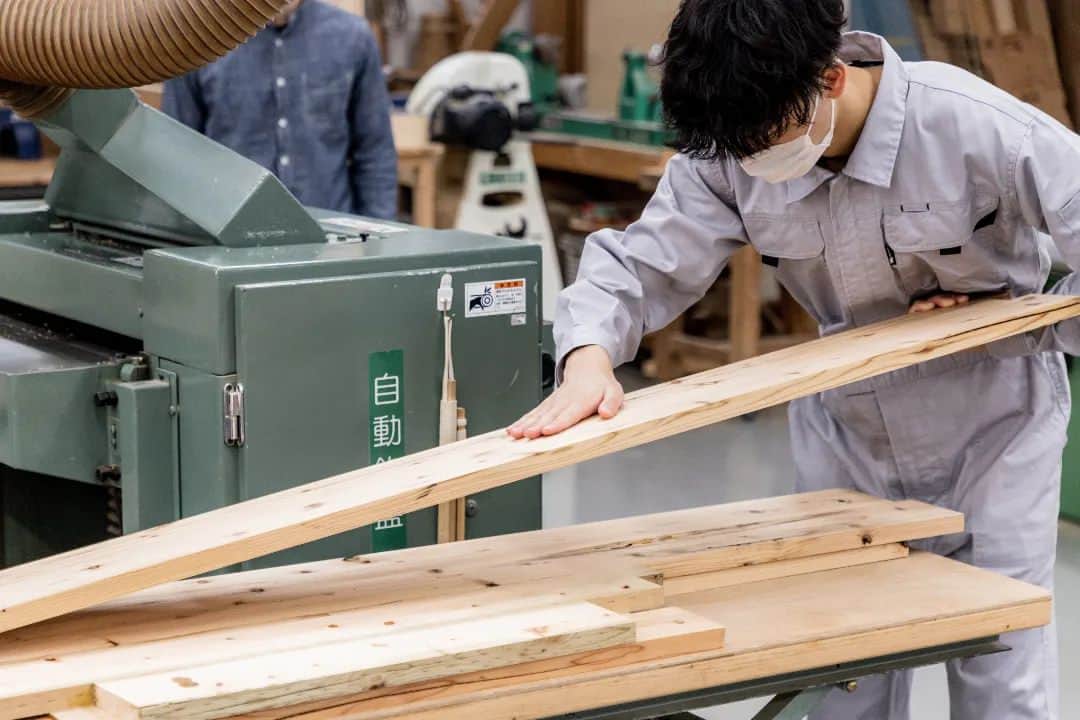 東京造形大学 Tokyo Zokei Universityさんのインスタグラム写真 - (東京造形大学 Tokyo Zokei UniversityInstagram)「_ 教材をリユースしてイスを造るワークショップ「最後まで、いただきましょう。」🪑✨ 2日目の様子をお届けします✌️  1日目に製材した木材を使って、イタリアのデザイナーであるエンツォ・マーリ氏の図面を元にイスを組み立てていきました📏🪛🔨  一度建築施工に使われた木材を再利用したことにより、それぞれ個性あるイスが完成しました😊  #東京造形大学 #デザイン #アート #美術 #美術大学 #大学 #美大 #授業 #室内建築 #建築 #空間デザイン #家具デザイン #イスデザイン #DIY #エンツォマーリ #八王子 #横浜線 #相原駅 #tokyozokeiuniversity #tzu #zokei #design #arts #artuniversity #artschool #architecture #spacedesign #furnituredesign #workshop #enzomari」3月22日 17時23分 - tokyo_zokei_univ_official