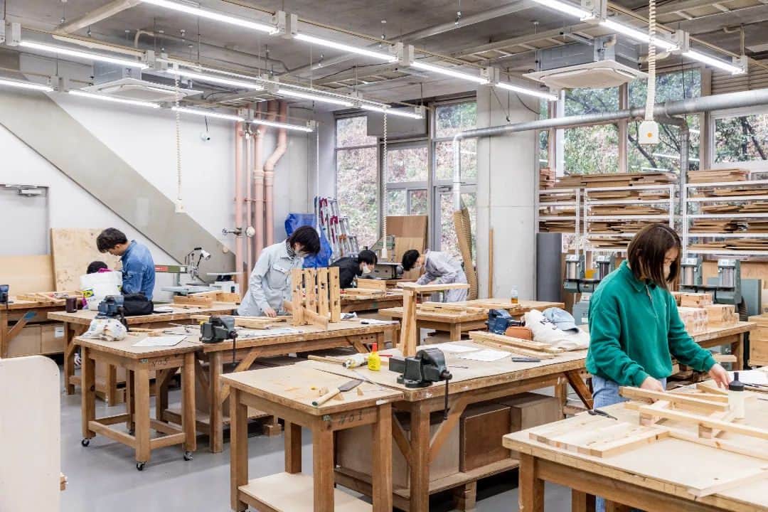 東京造形大学 Tokyo Zokei Universityさんのインスタグラム写真 - (東京造形大学 Tokyo Zokei UniversityInstagram)「_ 教材をリユースしてイスを造るワークショップ「最後まで、いただきましょう。」🪑✨ 2日目の様子をお届けします✌️  1日目に製材した木材を使って、イタリアのデザイナーであるエンツォ・マーリ氏の図面を元にイスを組み立てていきました📏🪛🔨  一度建築施工に使われた木材を再利用したことにより、それぞれ個性あるイスが完成しました😊  #東京造形大学 #デザイン #アート #美術 #美術大学 #大学 #美大 #授業 #室内建築 #建築 #空間デザイン #家具デザイン #イスデザイン #DIY #エンツォマーリ #八王子 #横浜線 #相原駅 #tokyozokeiuniversity #tzu #zokei #design #arts #artuniversity #artschool #architecture #spacedesign #furnituredesign #workshop #enzomari」3月22日 17時23分 - tokyo_zokei_univ_official