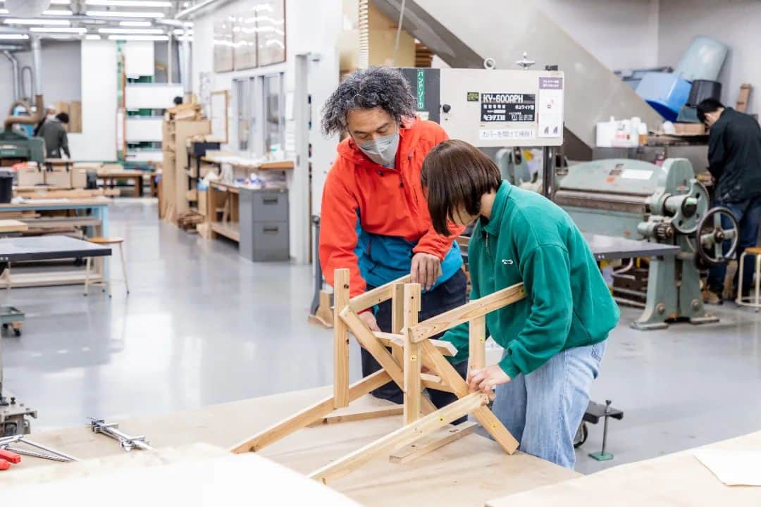 東京造形大学 Tokyo Zokei Universityさんのインスタグラム写真 - (東京造形大学 Tokyo Zokei UniversityInstagram)「_ 教材をリユースしてイスを造るワークショップ「最後まで、いただきましょう。」🪑✨ 2日目の様子をお届けします✌️  1日目に製材した木材を使って、イタリアのデザイナーであるエンツォ・マーリ氏の図面を元にイスを組み立てていきました📏🪛🔨  一度建築施工に使われた木材を再利用したことにより、それぞれ個性あるイスが完成しました😊  #東京造形大学 #デザイン #アート #美術 #美術大学 #大学 #美大 #授業 #室内建築 #建築 #空間デザイン #家具デザイン #イスデザイン #DIY #エンツォマーリ #八王子 #横浜線 #相原駅 #tokyozokeiuniversity #tzu #zokei #design #arts #artuniversity #artschool #architecture #spacedesign #furnituredesign #workshop #enzomari」3月22日 17時23分 - tokyo_zokei_univ_official