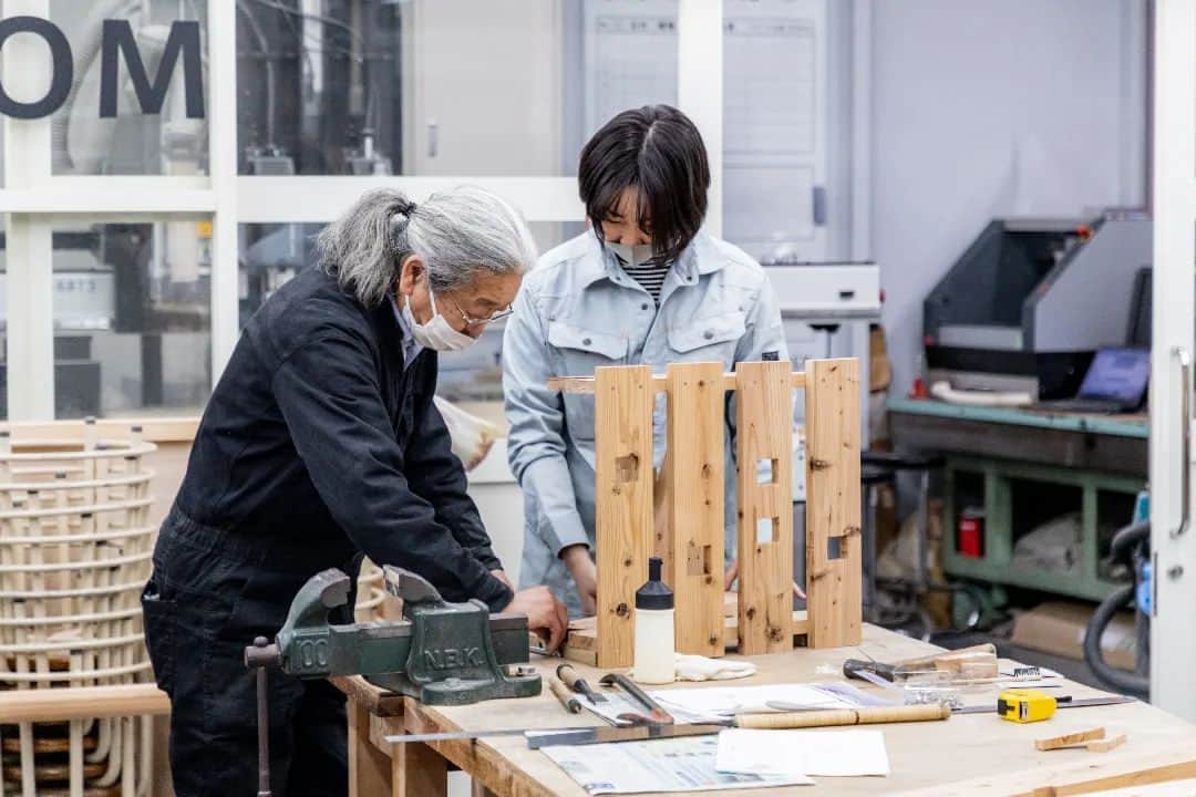 東京造形大学 Tokyo Zokei Universityさんのインスタグラム写真 - (東京造形大学 Tokyo Zokei UniversityInstagram)「_ 教材をリユースしてイスを造るワークショップ「最後まで、いただきましょう。」🪑✨ 2日目の様子をお届けします✌️  1日目に製材した木材を使って、イタリアのデザイナーであるエンツォ・マーリ氏の図面を元にイスを組み立てていきました📏🪛🔨  一度建築施工に使われた木材を再利用したことにより、それぞれ個性あるイスが完成しました😊  #東京造形大学 #デザイン #アート #美術 #美術大学 #大学 #美大 #授業 #室内建築 #建築 #空間デザイン #家具デザイン #イスデザイン #DIY #エンツォマーリ #八王子 #横浜線 #相原駅 #tokyozokeiuniversity #tzu #zokei #design #arts #artuniversity #artschool #architecture #spacedesign #furnituredesign #workshop #enzomari」3月22日 17時23分 - tokyo_zokei_univ_official