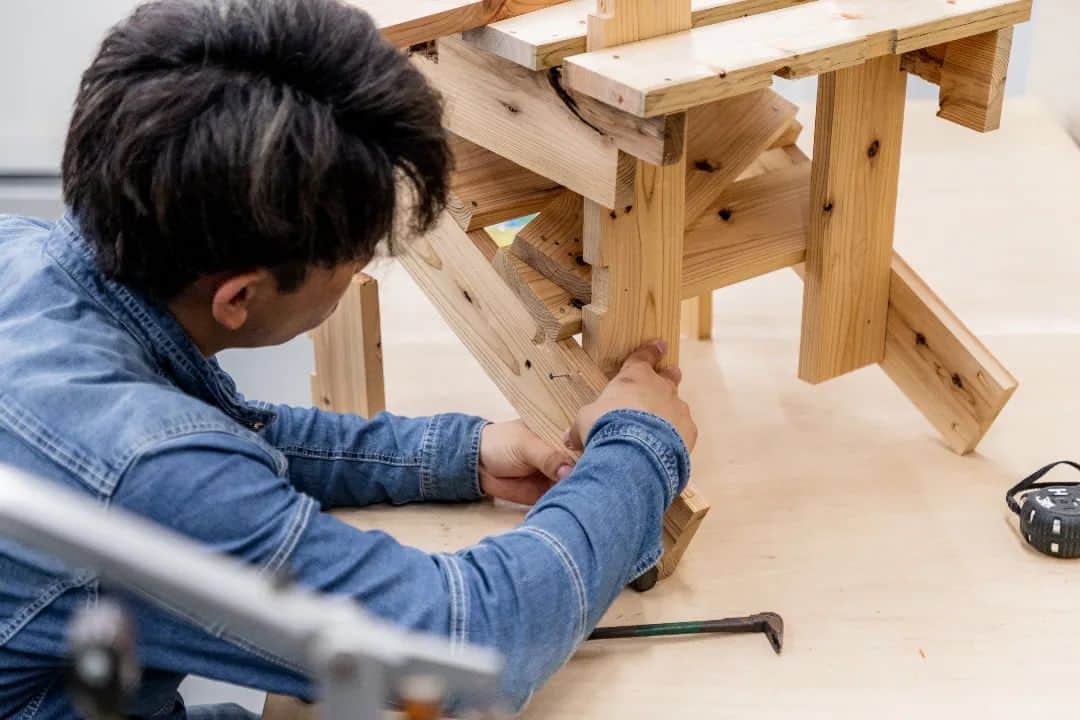東京造形大学 Tokyo Zokei Universityさんのインスタグラム写真 - (東京造形大学 Tokyo Zokei UniversityInstagram)「_ 教材をリユースしてイスを造るワークショップ「最後まで、いただきましょう。」🪑✨ 2日目の様子をお届けします✌️  1日目に製材した木材を使って、イタリアのデザイナーであるエンツォ・マーリ氏の図面を元にイスを組み立てていきました📏🪛🔨  一度建築施工に使われた木材を再利用したことにより、それぞれ個性あるイスが完成しました😊  #東京造形大学 #デザイン #アート #美術 #美術大学 #大学 #美大 #授業 #室内建築 #建築 #空間デザイン #家具デザイン #イスデザイン #DIY #エンツォマーリ #八王子 #横浜線 #相原駅 #tokyozokeiuniversity #tzu #zokei #design #arts #artuniversity #artschool #architecture #spacedesign #furnituredesign #workshop #enzomari」3月22日 17時23分 - tokyo_zokei_univ_official
