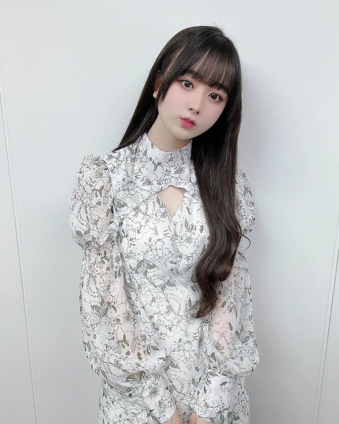 高田もものインスタグラム：「. このワンピースとても好評で嬉しかった🍑 . 生きていたら色々悩みはあると思うけど人生一度きりだし生きたいように生きた方がいいよね . かしこ . #高田もも #かしこってなに #かしこ #instafashion #rienda #ワンピース #マーメイドスカートコーデ #マーメイドスカート #ロングヘア #黒髪ロング #ウェーブ巻き #あいどる #アイドル #japaneseidol」