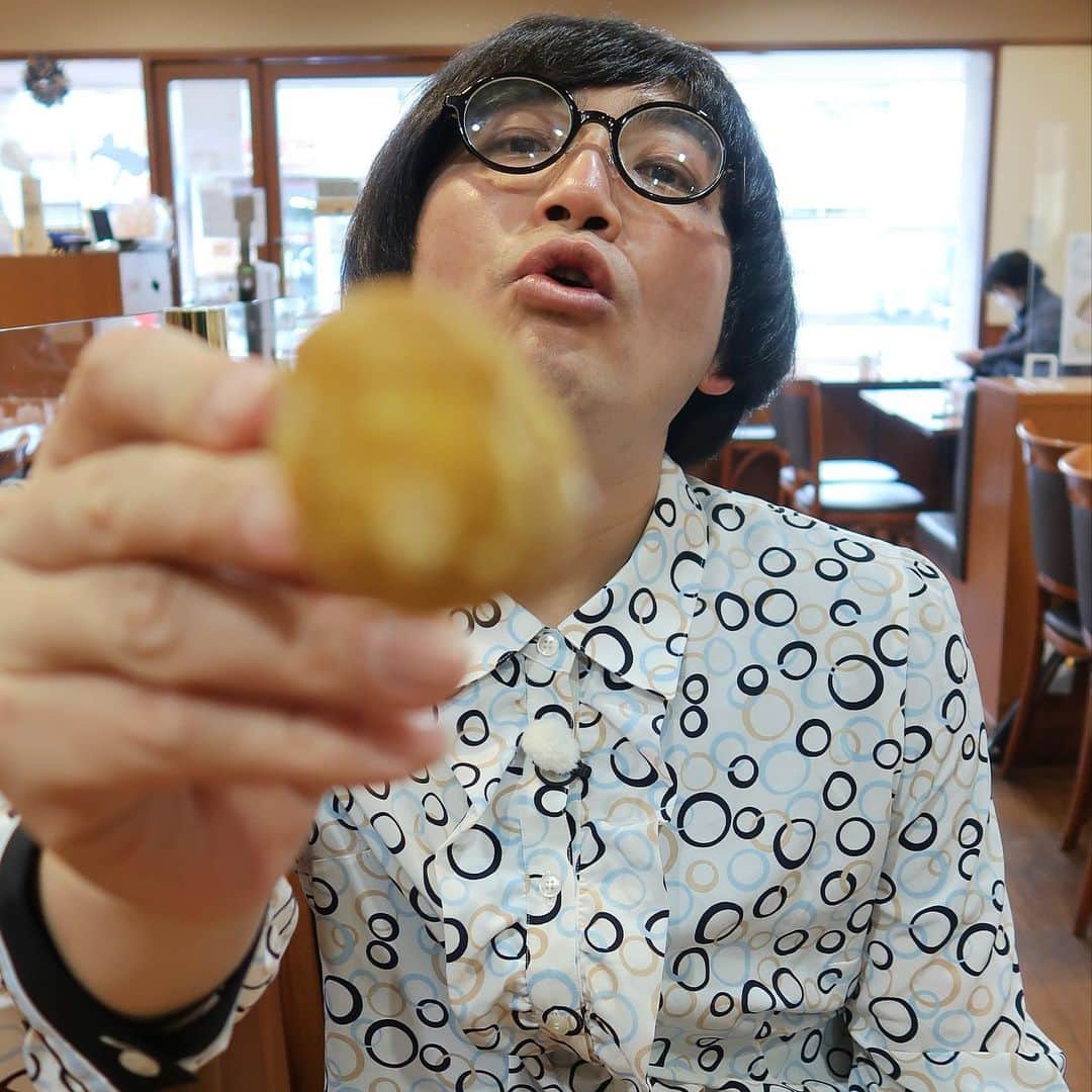 松原タニシのインスタグラム：「今週放送中のテレビ大阪「片っ端から喫茶店」で 帝塚山にある「帝塚山珈琲館8（エイト）」さんにおじゃましました。  オリジナルのお菓子"帝塚山フライドマロン"やかき氷がとても美味しかったです🌰 （フライドマロンをほれほれしてます😎）  エイトさんにちなんで8軒目の事故物件の怪談をしています。 YouTube版にもupされていますので 是非ご覧ください〜❗️  #帝塚山 #帝塚山珈琲館8 #ブレンドコーヒー #帝塚山フライドマロン #くちどけ果実 #怪談 #片っ端から喫茶店 #テレビ大阪 #松原タニシ」