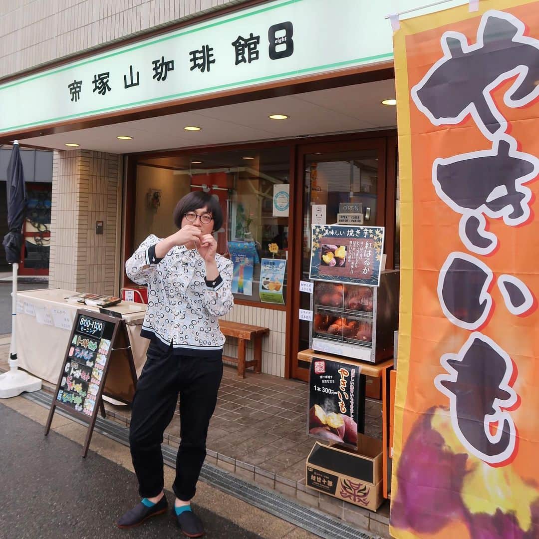 松原タニシさんのインスタグラム写真 - (松原タニシInstagram)「今週放送中のテレビ大阪「片っ端から喫茶店」で 帝塚山にある「帝塚山珈琲館8（エイト）」さんにおじゃましました。  オリジナルのお菓子"帝塚山フライドマロン"やかき氷がとても美味しかったです🌰 （フライドマロンをほれほれしてます😎）  エイトさんにちなんで8軒目の事故物件の怪談をしています。 YouTube版にもupされていますので 是非ご覧ください〜❗️  #帝塚山 #帝塚山珈琲館8 #ブレンドコーヒー #帝塚山フライドマロン #くちどけ果実 #怪談 #片っ端から喫茶店 #テレビ大阪 #松原タニシ」3月22日 22時52分 - tanishi_m