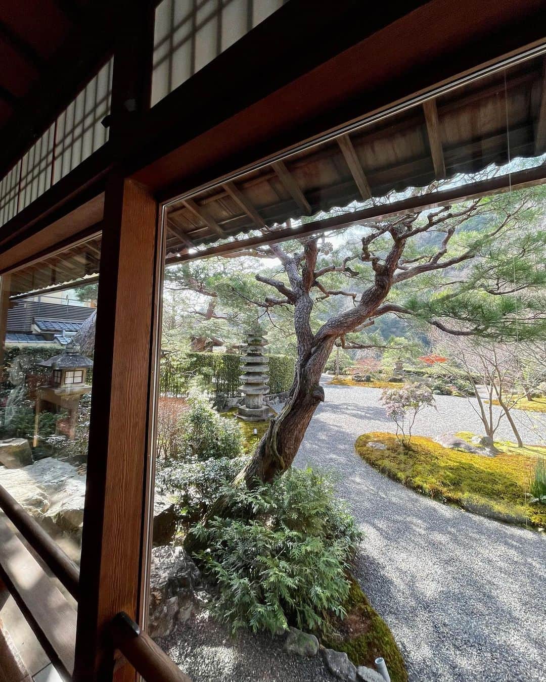 秋定麻紀子さんのインスタグラム写真 - (秋定麻紀子Instagram)「京都 【翠嵐ラグジュアリーコレクションホテル】 @suirankyoto   大人になれば、なるほど 毎日が怒涛に過ぎていく。 気づけば4月が目の前になり、娘も小学生になり。 あっという間に今年も3分の1が終わってしまう。  時が過ぎるのが早いからこそ 行きたい場所や、使う時間を計画的に、そしてその短い時間を思う存分楽しみたい年頃になった。  だからこそ、その短い時間をどう素敵に過ごすか。 時間の整理整頓をしながら、宿選びも慎重になる。  ずっと行ってみたかった 京都嵐山にある 翠嵐ラグジュアリーコレクションホテル。  エントランス レストラン 客室数のバランス 全てが広過ぎず、ちょうどいいバランス。 人ともあまり会わずに、ゆっくり深呼吸して過ごせたホテル。  ホテルの周りも散歩して たった30分位だけど 現実から離れて素の自分と過ごすことができた。  四季を感じる事ができる貴重なホテルでした。 他の季節にも是非来てみたい。  #翠嵐ラグジュアリーコレクションホテル京都  #京都嵐山 #京都ホテル」3月22日 22時59分 - makiakisada