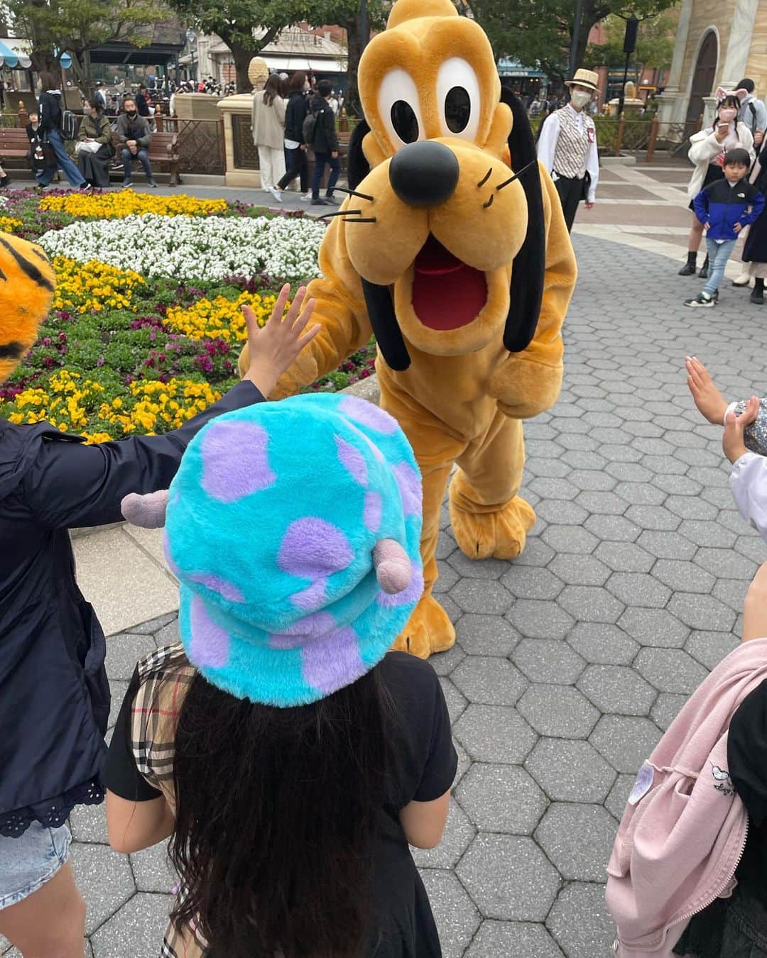 ギャル曽根のインスタグラム：「昨日はお友達とsea🌍 春休み？祝日？だから人が多くてビックリしました。😳 朝から夜まで遊びまくりました🤣❤️❤️❤️ ソアリンが170分待ちで断念したけど、、、笑 結構乗れて、凄い楽しかったなぁ🧜🏻‍♀️💜❤️💜 餃子ドックも食べたし、ユカタンソーセージも食べたし、、、🤤 子供達も楽しそうでよかった💝✨ 毎日子供達に癒されてます。 突然のお誘いに乗ってくれる友達に感謝🫶🏻✨✨ また行こうね❤️❤️❤️ #春休みスタート🌸」