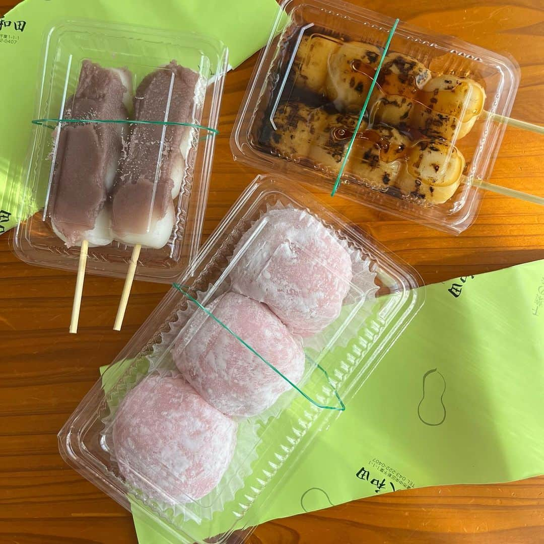 山邊歩夢のインスタグラム：「🍡🍓🍵 * * 千葉県のおゆみ野にある "本家大和田"さん * 写真に写ってるのは いちご大福、あん団子、みたらし団子 * いちご大福は 白あんとつぶあんの2種類あって 白あんだと濃厚な甘さで つぶあんだと上品な甘さが いちごの酸味とマッチして最高！ それでいて 1つ1つが大きくて食べ応え満載で最高！ あん団子は 甘すぎずすっきりしたあんこ！ みたらし団子は 焦げの香ばしさとタレの甘さ！ どっちのお団子もモッチモチで 食べ続けてたいくらいモッチモチ！ * * #千葉県グルメ #千葉県スイーツ #千葉グルメ #千葉スイーツ #千葉市グルメ #本家大和田 #和菓子 #和スイーツ #いちご大福 #白あん #つぶあん #あん団子 #みたらし団子 #お団子 #団子 #大福 #フルーツ大福 #いちごスイーツ #あんこ #あゆログ」