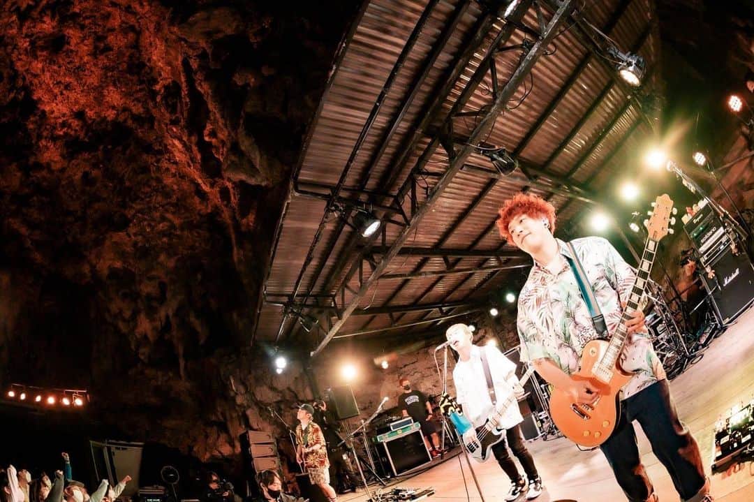 HIROKAZのインスタグラム：「『音楽と行こう』  沖縄県 ガンガラーの谷🪨  フジイ君📸( @fujiitaku )  #フォーリミとオトイコ」