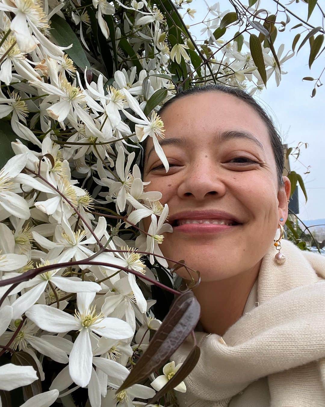 ナオミ・シマダのインスタグラム：「i happened to walk by this most abundant plant yesterday in all her glory and felt inclined to share :) she smelt like the strongest most juicy jasmine flower but I didn’t recognise her so I looked it up and she’s actually a sweet autumn or japanese clematis! I literally stood there for 30 mins face fully amongst the petals, inhaling all her goodness! I feel like my spring has already been blessed by this total sensory encounter, thank you 🤍」