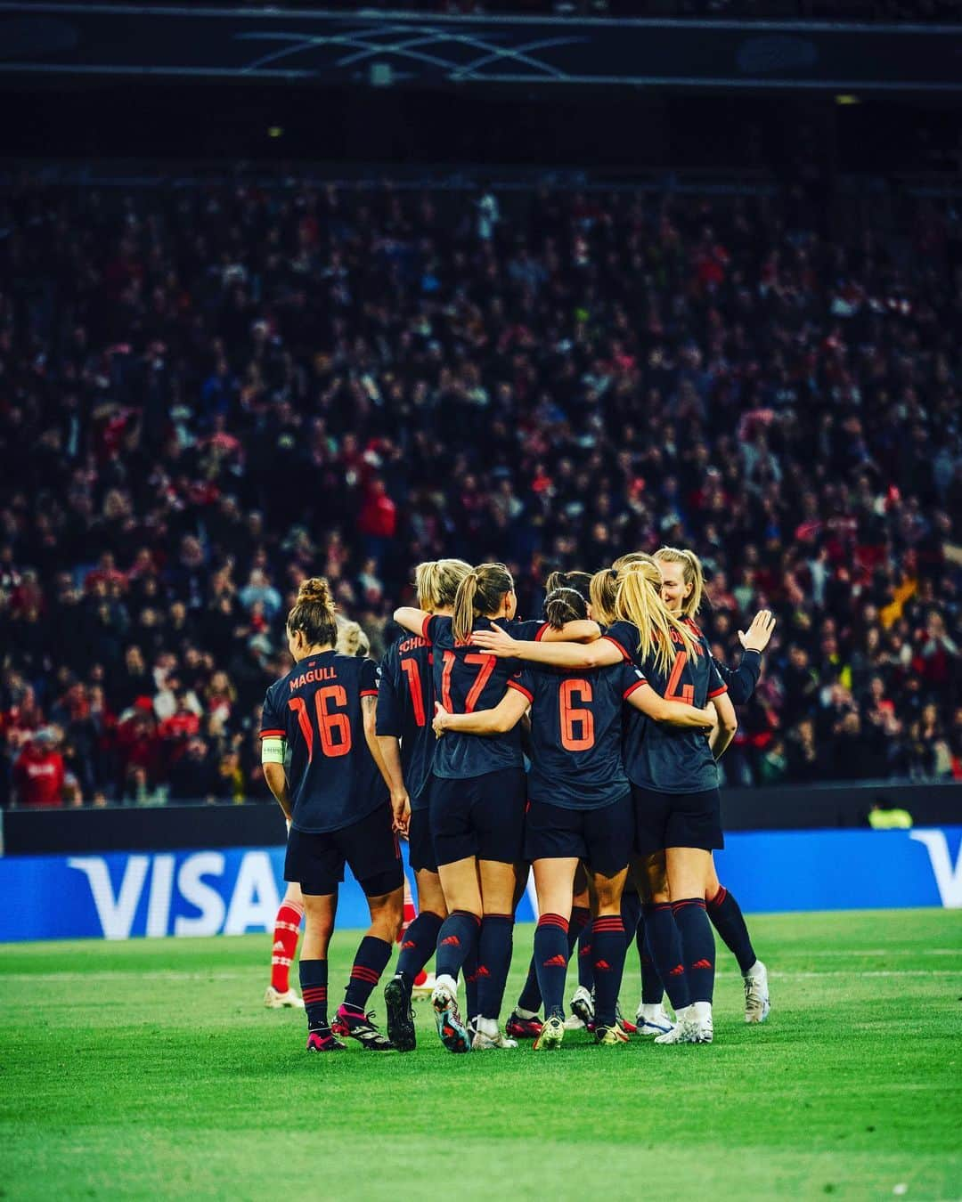 Lina Magullのインスタグラム：「First leg ✅ good teamwork and lovely feeling to play in the Allianz Arena! Thanks Fans 🫶  #fcbayern #ladies #championsleague」