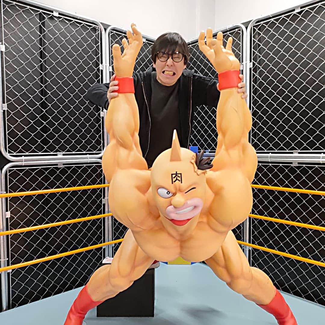 ジャガーともひろのインスタグラム：「WBC優勝でテンション上がってるまま 超キン肉マン展へ！  めちゃくちゃかっこよかったわぁ。 アニメ化40周年の今年に またアニメ化決定したし めでたい事だらけ㊗️  思い出の写真どうぞ！  最後の写真は テリーマンに早く助けてもらいたい 子犬とジャガー    #超キン肉マン展  #キン肉マン  #WBC侍ジャパン  #WBC優勝おめでとう」