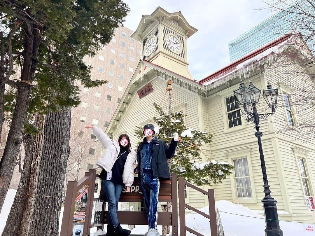 愛咲りりのインスタグラム：「道民と時計台🕺 北海道でニックと会えた！ 東京にも早くおいで🕺  #北海道 #札幌 #時計台 #cafe」