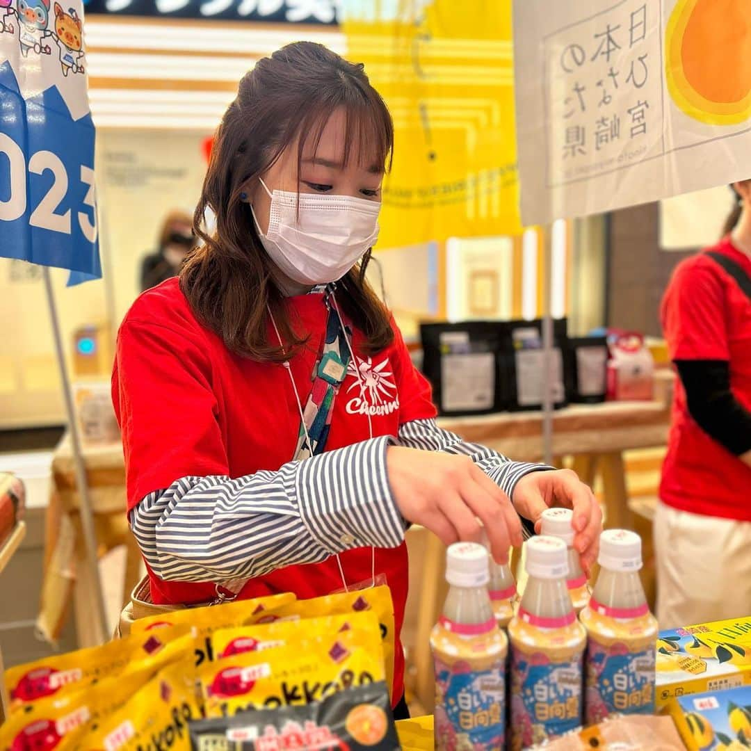 長崎真友子さんのインスタグラム写真 - (長崎真友子Instagram)「\開催報告‼︎/ "九州マルシェin Shibuya"無事に終了致しました‼︎  企画〜場所選定〜コンテンツ制作までトータルでお任せいただき、弊社スタッフ、アナウンサーたちでなんとか創り上げることができました！  九州選りすぐりの物産品販売（アナウンサーたちが選定）、観光映えスポット、宮崎宇都神宮運玉投げ体験、九州7県特産品&お茶試食試飲販売、航空券や九州の物産、豪華ノベルティが当たる抽選会も実施！  ゲストには熊本の大人気キャラクター、くまモンがゲストで来てくださり、大盛況‼️  当日はアナウンサー9名が稼働し、素晴らしい臨機応変力で助けてくれました‼︎  新型コロナウイルス感染拡大で3年間ほどイベント事業できなかったのですが、やっと最近戻ってきたことを実感します😊  羽田空港第二ターミナルで行った"羽田マルシェ Airport media47"開催のノウハウが生きましたね。  全ての工程で愛を持って作り上げたイベント。半年以上かけたので大変だったけど、九州7県の自治体様の多大なサポートと、会場の東急プラザ渋谷、shibuya-sanの皆様、当日お手伝いしてくださった、Green Birds,Ollysの大学生の皆さん、遊びに来てくれて物産もいっぱい買っていってくれた家族やお友達、そして47イベントチームの仲間たちに感謝感謝です‼️🙏  また来年度に向けて、よりブラッシュアップしていかねばと報告書作りながら決意を新たにしております‼️  アナウンサーのチカラはすごいぞ‼︎地域に貢献、その土地の語り部・代弁者として時には先頭に立ち、活動していきたいと思います♪  引き続き応援のほど、よろしくお願い申し上げます🙇‍♀️✨  地方創生女子アナ47 株式会社Cheering 長崎真友子  #地方創生　#女子アナ47 #地域活性化　#イベント運営　#広報 #九州マルシェ #九州マルシェinshibuya  #物産展　#物産品　#地域活性化 #地方創生コンサルタント　#イベント　#物産展大好き #物産展好きな人と繋がりたい #フリーアナウンサー　#女子アナ　#地域pr #pr」3月22日 17時50分 - mayuko_nagasaki