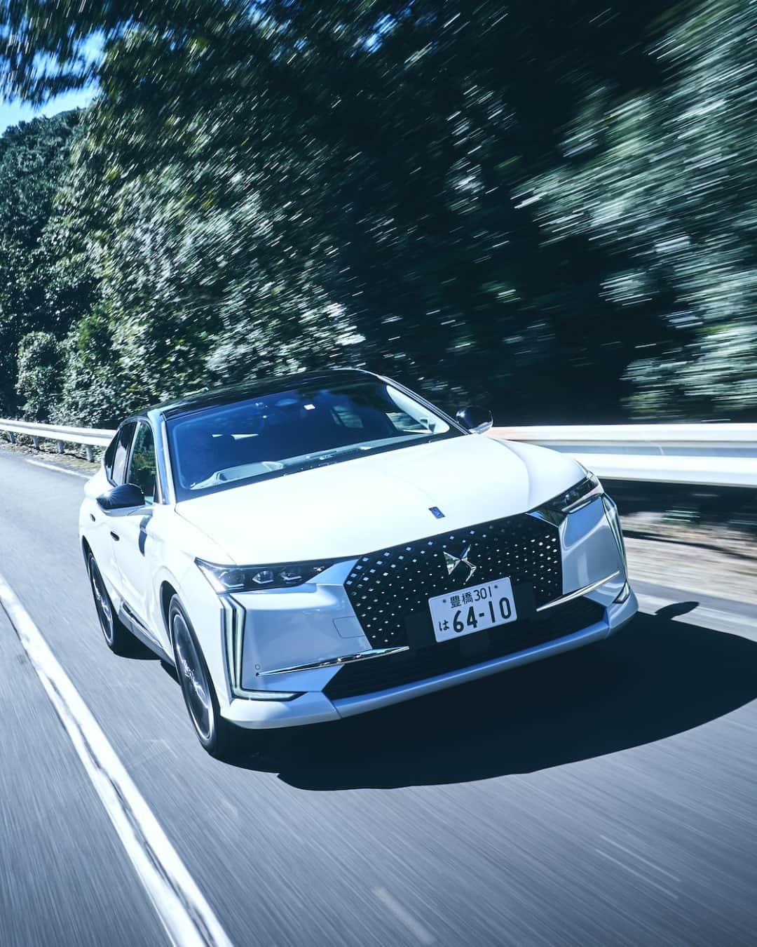 DS JAPAN Official Account of DS JAPANのインスタグラム：「思い出に残る一瞬を紡ぐ、精悍な走り。  #DSオートモビル #DSAutomobiles #DS4 #FrenchArtofTravel」