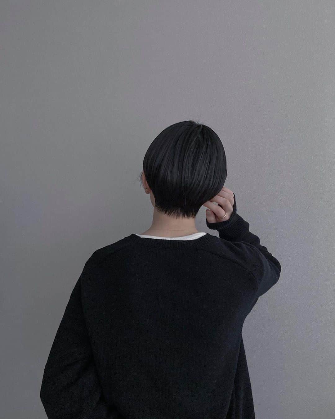 __784__のインスタグラム：「自分では目にすることができないからこそ、後ろ姿も美しく見えるような配慮がなされている服に惹かれる。 TORICIのニットはまさにそう。一見するとごくありふれたクルーネックに見えるけれど、さりげなく襟もとの開きが台形になるよう作られている。この形によって、後ろから見たときに首が長く綺麗に見えるのだ。 お店で試着した際に「後ろから見た姿がとても綺麗に映る」とオーナーさんに教えてもらい、そのひと言によって購入を決めたと言ってもいい。言われなかったらきっと気付かないままだっただろうと思う。こういう感動があるからこそ、お店に行くのはおもしろい。  #torici」