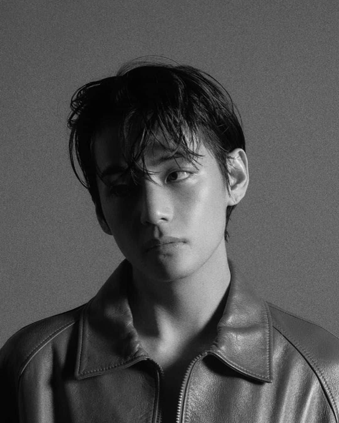 のインスタグラム：「Vcut.  @hongjanghyun @ellekorea @celine」