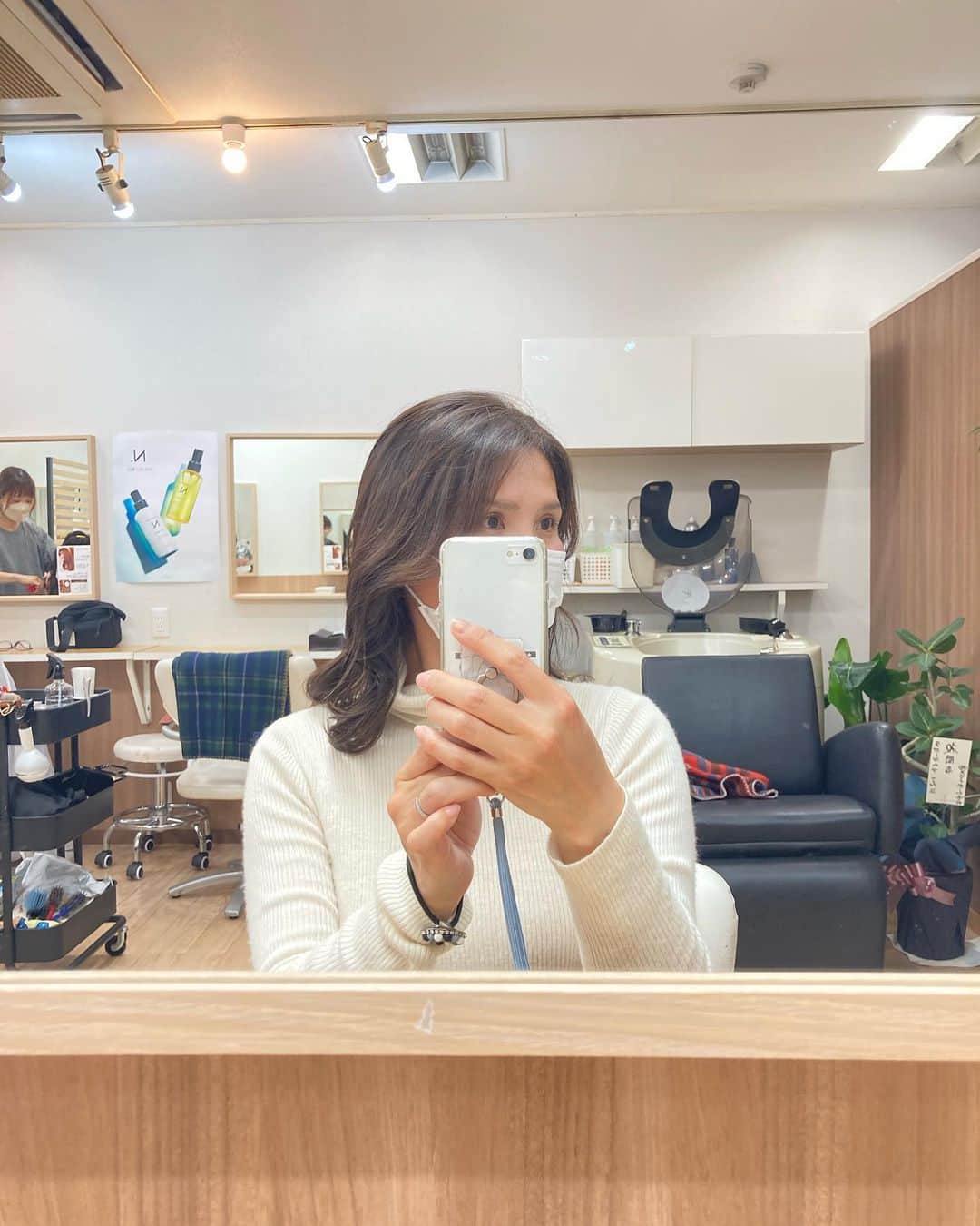 西岡悠子さんのインスタグラム写真 - (西岡悠子Instagram)「“自分を癒し”に行ってきました^ ^  大阪市東住吉区の駒川商店街にあるヘアサロン『ラポール』さんに行ってきました♡  髪の毛のトラブルって歳を追うごとに増えていきますよねー。 本当に嫌だわ😂  今回は、カット&カラー&トリートメントのフルコース♡  カットは長さそのままで、お顔周りに動きが出るようにお願いしました^ ^  カラーはグレージュ♡ すっごい好きなお色！ 今の髪の状態とわたしの希望を合わせて一緒に考えてくださり、大満足です！！  しっかりとトリートメントしてくださり、艶感が嬉しい^ ^  最後は髪の巻き方も丁寧に教えてくださり感謝しかない😭 『ベースは内巻きで、縦に何箇所か外巻きにして動きを出してくださいね^ ^』 これならわたしもできる…多分😂  丁寧な髪の扱い、優しいトークに癒されました！  ありがとうございます♡  ラポールヘア東住吉店  https://beauty.hotpepper.jp/slnH000633228/  ホットペッパーにクーポンもあるよ😍  #カット #ヘアカラー #ヘアトリートメント#トリートメント#癒し#駒川中野 #駒川中野商店街 #アラフォー #アラサー #アラフィフ #PR #美容院 #針中野 #韓流ヘア」3月22日 17時57分 - lallure_yuco