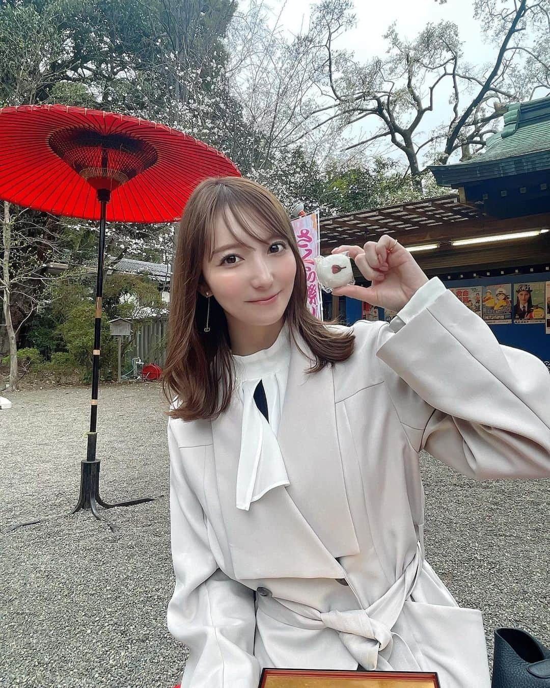 堀みづきさんのインスタグラム写真 - (堀みづきInstagram)「3月21日の最強開運日は 大宮八幡宮へ⛩🌸  小さい頃育った場所の近くなので 懐かしい気持ちになりました☺️  大人になって神社巡りが大好きになって 私は昨日みたいな縁起が良い日とか 思い立った時にふらーっと行くんだ😶‍🌫️💗  普段の感謝の気持ちを込めてお祈りをしました🙏 凄く良い気が流れてて 不思議と身体が楽になってたくさんパワーもらえた気がする❤️‍🔥❤️‍🔥  #天赦日#一粒万倍日#寅の日#春分の日#御朱印#御朱印巡り#大宮八幡宮#神社#パワースポット」3月22日 17時59分 - mizuki_027