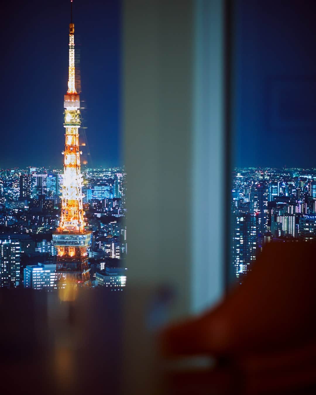 Andaz Tokyo アンダーズ 東京さんのインスタグラム写真 - (Andaz Tokyo アンダーズ 東京Instagram)「東京タワーから東京湾方面まで、180度広がる街並みを眺望できる『アンダーズ スカイ スイート』 時間と共に変化する景色を眺めながら優雅なひとときをお過ごしください🗼🌃  View the cityscape spreading 180 degrees from Tokyo Tower to Tokyo Bay in the Andaz Sky Suite. Watch the stunning scenery that changes with time from your own room🗼🌃  #andaztokyo #アンダーズ東京 #andaz #東京ホテル #ラグジュアリーホテル #虎ノ門ヒルズ #東京旅行 #ステイケーション #ライフスタイルホテル #tokyohotel #luxuryhotels #japantravel #tokyotower #東京タワー #bucketlisttravel」3月22日 18時00分 - andaztokyo