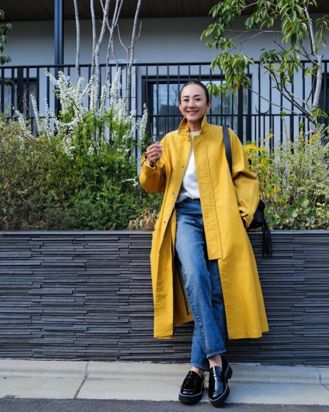 土井地恵理子のインスタグラム：「・ リュックstyle day  カジュアルすぎるのって苦手でw 大人の女性の綺麗めリュックを作りたくて 作ったのが数年前。 ブラックが再入荷🙌🏻 やっぱりいい♡ @h.v.f.n   私には珍しいローファー 履いてみたらいい感じで気に入ってる。 今年の春はたくさん履く✨ @daniella_and_gemma   #hvfn #リュック #大人のリュック #coordinate #daniellaandgemma #ローファー」