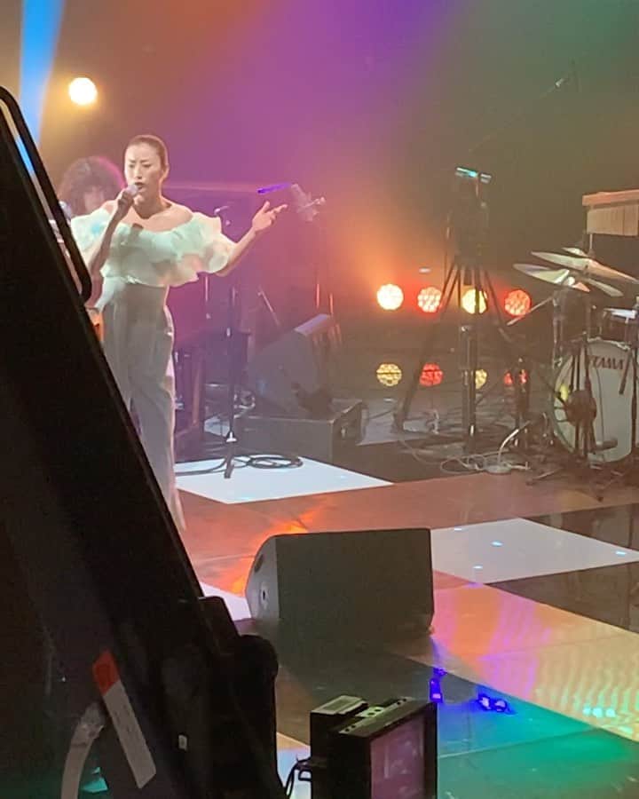 のインスタグラム：「2月の事になりますが、 テレビ局でスタジオライブをさせて頂いてきました✨✨ 光栄な事に、技術マンの皆さまの音楽研修ライブのモデル？を務めさせて頂きました👏 4年ぶり👏👏 4年前は応援して下さるファンの皆さまも見学に来て頂きましたね☺️ 懐かしい🎊 今回は残念ながら見学禁止でしたが、新しくなったスタジオで、竹内一宏先生率いる『浜田 恵子&ソウルキャッツ』の皆様とご一緒しました✨ お声がけ下さりありがとうございました😊  リハーサル2回に本番と立て続けの3回公演☺️ 豪華な演奏と素敵なセットに沢山のカメラの前で歌って踊らせて頂いて、歌番組に出られる皆さまの気分を味合わせて頂きました😊 『なんたらK』になった、めちゃ綺麗な映像✨どこまで映ってるのか怖いけど、映像出来上がりが楽しみ❤️❤️❤️  リハーサル動画👏何やら楽しそうな激しそうな歌歌ってますね（笑）  素敵な経験をありがとうございました(๑>◡<๑)✨✨」