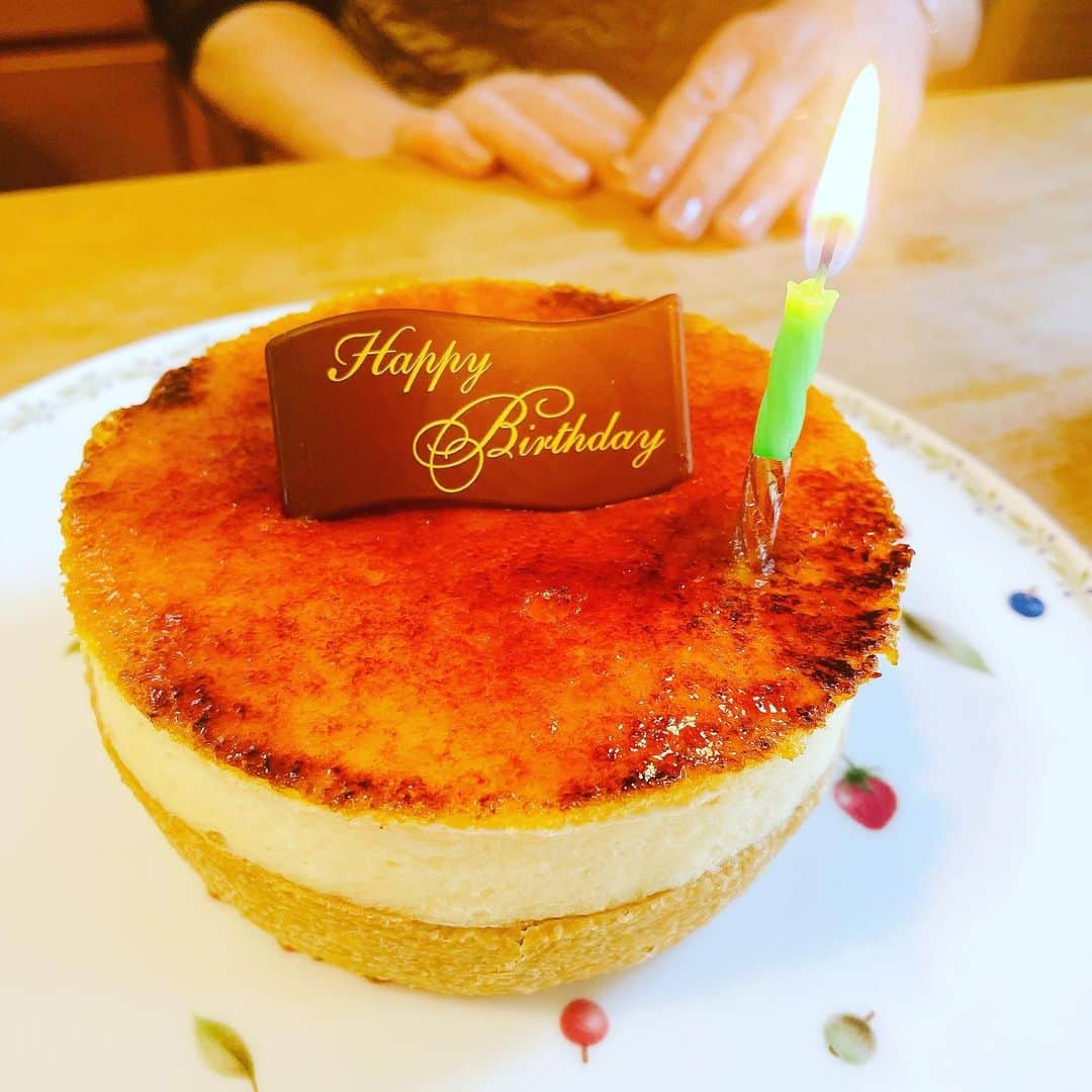 府川唯未のインスタグラム：「今日は母の81歳のお誕生日😌元気でいてくれてありがとう😌✨✨🥂 長生きしてね😌😌😌 写真3枚目は、ボクのケーキは？の図。  #チワワのいる暮らし #お誕生日 #バースデー #お母さん」