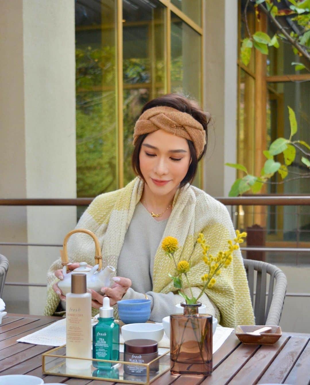 Laila Boonyasakのインスタグラム：「เมื่อเดือนกุมภาพันธ์ที่ผ่านมาพลอยได้ไป Retreat and Renewal ร่างกายและจิตใจกับ @Freshbeauty ที่ SixSenses Vana Wellness Resort ประเทศอินเดีย   เนื่องจากผลิตภัณฑ์ Essence ขายดีอันดับ 1 ของ Fresh Kombucha Facial Treatment essence ได้ปรับสูตรใหม่ให้ดียิ่งขึ้นกว่าเดิมนำส่วนผสมใบชามาจากเทือกเขาหิมาลัย นอกจากจะสู้กับมลภาวะต่างๆได้แล้วครั้งนี้ Kombucha Essence ยังเป็น Essence ตัวเดียวที่สามารถซ่อมแซมผิวอีกด้วยค่ะ   ทริปนี้พลอยได้ relax อย่างเต็มที่ไม่ว่าจะเป็นการเข้า treatment ต่างๆ และยังได้ความรู้เกี่ยวกับประโยชน์ของ ชา อาหาร และยาต่างๆ ที่มาจากธรรมชาติจากคลาสต่างๆที่ได้ร่วมกิจกรรม ตามแบบฉบับของ @Freshbeauty เลยค่า   #freshloveth #freshskinrenewal #FreshKombucha」