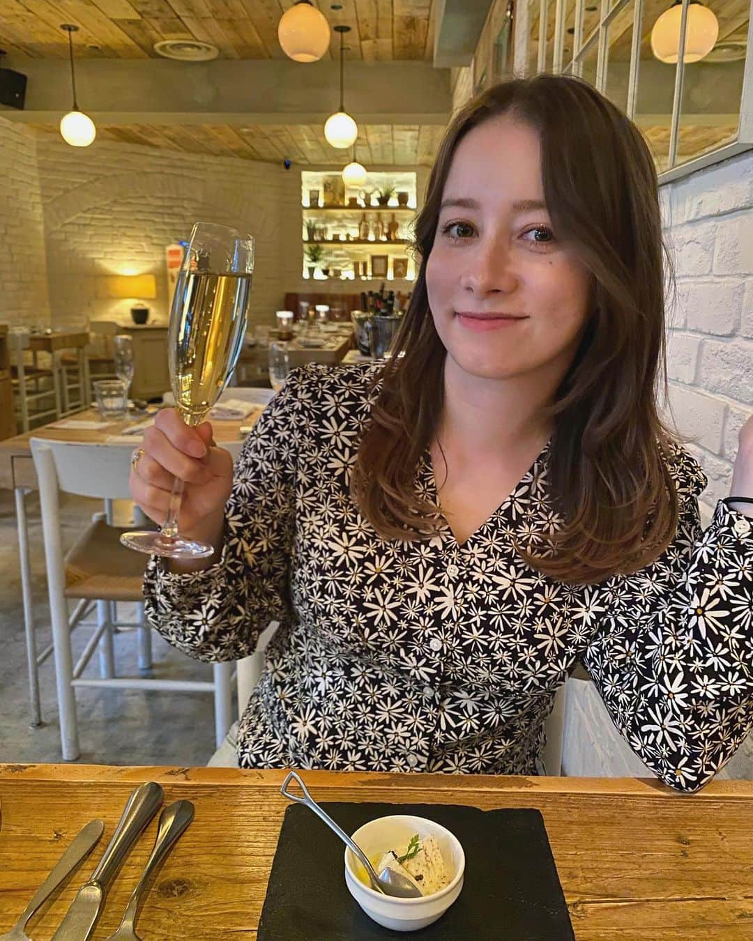 ドーキンズ英里奈のインスタグラム：「祖父母が日本に遊びにきてくれています🇳🇿  会うのは4年ぶり やっと家族を紹介できる🥰  17時から飲み会が始まるので 毎晩びっくりしちゃいます🤣  マジでお酒強いんよ。笑」