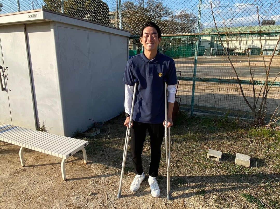 皆川勇気のインスタグラム：「本当に大したことはないのですが、足に軽い怪我をしまして、念のためしばらく必要な場面では松葉杖で過ごさせていただきます🙇‍♂️  迷惑をお掛けすることがあるかと思います🙇‍♂️💦  なるべく早い回復の為ですので！ご心配無用です🙇‍♂️  温和に‼︎  危険回避!  勇気」