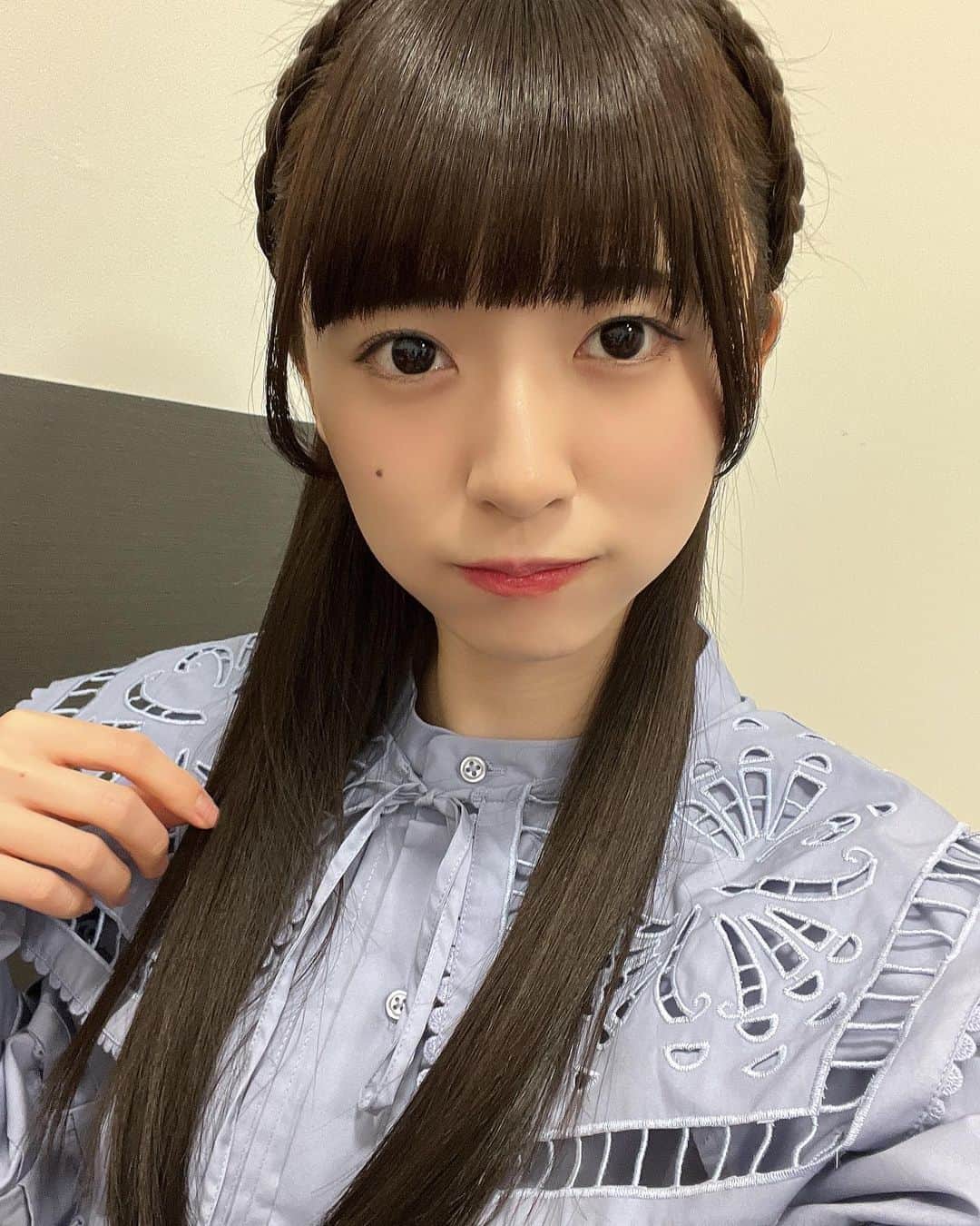 橋本美桜のインスタグラム：「ストレートにするとすんごい髪の毛伸びたな〜って感じる💭 ⁡ ⁡ ⁡ #アイドル #IDOL #偶像 #パッツン前髪 #ロングヘア  #黒髪 #黒髪ロング #黒髪ストレート #ストレートヘア #編み込み #ナチュラルメイク #アイドルメイク #私服 #snidel #ootd #makeup」