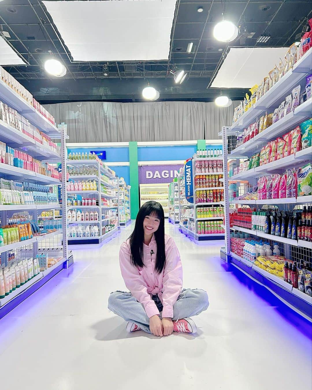 のインスタグラム：「Foto2 di supermarket 😂✌🏻 スーパーマーケットで写真🤣*撮影です。笑  #indonesia #jakarta #supermarket #foto #shooting #ジャカルタ生活 #インドネシア #撮影 #仲川遥香」
