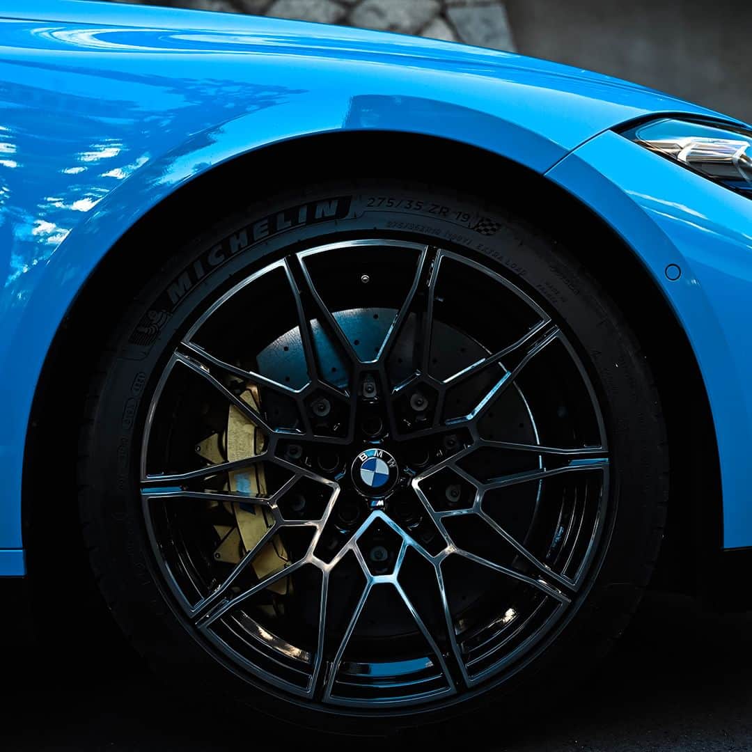 BMW Japanさんのインスタグラム写真 - (BMW JapanInstagram)「THE M3 鮮やかな美しいブルーカラー。  青と黒の配色バランスが絶妙と語ったのは、現代アーティスト #小泉遼 さん。 スポーティーかつラグジュアリーをもたらす、BMW M3 Competiton M xDrive（Individual Blue）の魅力とは。  インタビュー記事は @bmwjapan アカウントトップのURLからチェック。  #FREUDEforever #先駆者が見た景色 #BMW #駆けぬける歓び #BMWJapan #BMWM3」3月22日 18時15分 - bmwjapan