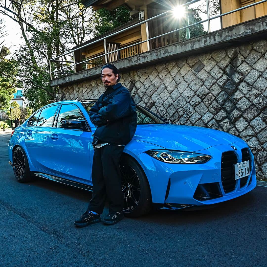 のインスタグラム：「THE M3 鮮やかな美しいブルーカラー。  青と黒の配色バランスが絶妙と語ったのは、現代アーティスト #小泉遼 さん。 スポーティーかつラグジュアリーをもたらす、BMW M3 Competiton M xDrive（Individual Blue）の魅力とは。  インタビュー記事は @bmwjapan アカウントトップのURLからチェック。  #FREUDEforever #先駆者が見た景色 #BMW #駆けぬける歓び #BMWJapan #BMWM3」