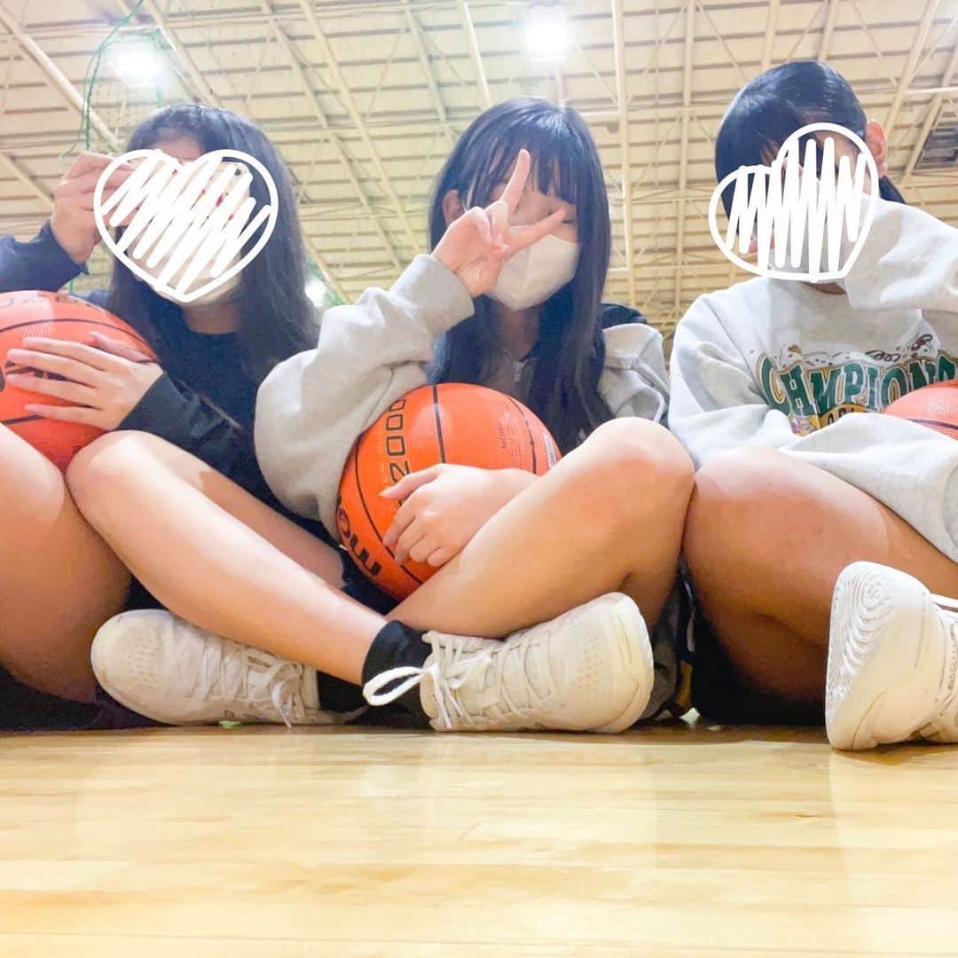 のインスタグラム：「🧁🐰  大好きな友達とパシャリ📷´-  写真はロングヘアだったときので たくさんバスケして楽しかった➰🏀  中1終わっちゃうの早すぎる！😿  みんなのいつメンは何人かな~？  今日もInstagram遊びに来てくれてありがとう🎀   #伊藤沙音 #シャノン  #ニコラ #nicola #ニコモ #ニコラ4月号発売中  #エヴァーグリーンエンタテイメント」