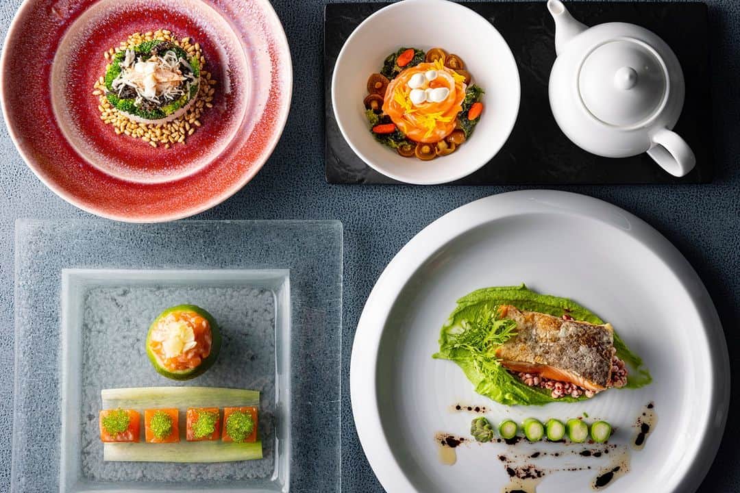 Conrad Tokyoのインスタグラム：「各レストランおよびバー&ラウンジにて、初夏に味わう期間限定メニューをご用意しました。  清々しい気候の訪れとともに楽しんでいただけるよう各シェフが心を込めて用意した料理を、東京湾と浜離宮恩賜庭園、または汐留のダイナミックなシティビューが広がるラグジュアリーな空間で、大切な方やご家族、ご友人と一緒にご賞味ください。  A limited time special menus for early summer will be available at each of the fine restaurants and bar & lounge.  As the refreshing weather arrives, Conrad Tokyo's talented chefs have created a range of dishes to be savored with your loved ones, family, and friends in a luxurious setting with dynamic city views of Tokyo Bay, Hamarikyu Gardens, or Shiodome.  #コンラッド東京 #コンラッド #東京ホテル #ホテル #ラグジュアリーホテル #ホテル #ホテルライク #ホテルステイ #ホカンス #おすすめホテル #ステイケーション #ラグジュアリー #新橋ランチ #新橋ディナー #新橋グルメ #レストラン #ホテルレストラン #旬の食材 #初夏  #conradtokyo #conrad #hotel #tokyohotel #luxuryhotel #tokyorestaurant #tokyotrip #tokyotravel #tokyofood」