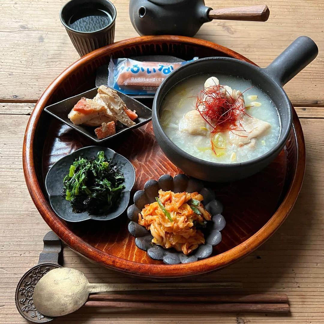 ひろσ(´～｀*)のインスタグラム：「☆ 🍴手羽元の参鶏湯 🍴れんこんの味噌マヨ炒め 🍴春菊と韓国海苔のナムル 🍴キムチ 🍴フィナンシェ ． ． 先日の晩御飯🍚 久しぶりに母が キムチつけてくれたので 手羽元で参鶏湯を😊 もち米も入れて 美味しくできました ． ． フィナンシェは 沖縄遊びに行ってた 次男のお土産なんですが なんか色々買ってきたので 少しずつ頂いています 私もどこか遠出したいなぁ😆 ． ． ・・・・・・・・・・・・・・・ #常備菜#作り置き #つくりおき#ごはん#おうちごはん#手作りごはん#マカロニメイト#てづくりごはん365# からだにやさしいごはん #体に優しいごはん#うつわ好き#器好きな人とつながりたい #japanesefood #夜ごはん#おうちカフェ#夜ご飯#晩御飯#晩ごはん#晩ご飯#おうち韓国料理 #韓国料理#正島克哉 #石川裕信 #安福由美子 #額賀円也#馬場勝文」