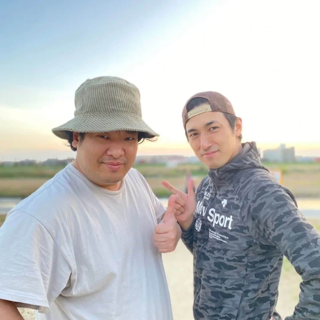 高橋光臣のインスタグラム：「今日は凄い日だ…歩いてたら道端で岡崎体育さんに遭遇。 #DCU 以来の再会だったのでほんとに嬉しかった！ 満開の桜と相まって、晴れやかな幸せに包まれました。体育さん！また会おう！  #桜 #岡崎体育 #高橋光臣」