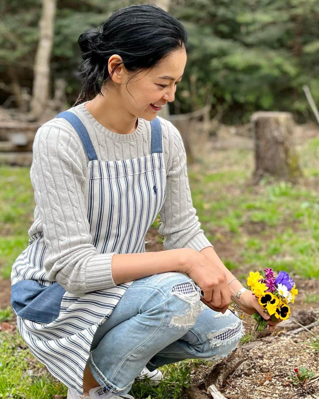 黒谷友香のインスタグラム：「皆さん、こんばんは！ 冬を越したガーデンがイキイキと元気に、 綺麗になってきたよ〜🌼🌷🌸💐🏵🌿✨ ともねぇは嬉しいです😆  #ralphlauren#poloralphlauren#乗馬#馬#東京#tokyo#sdgs#ログハウス#着物#ハーブ#地球温暖化#ガーデニング#LOVOT #ラボット#diy#日本#日産 #nissan#EV#日産ariya#ai#大鵬薬品工業#バップフォーレディ#エビス#プレミアムケアハブラシ#いち瑠#黒谷友香」
