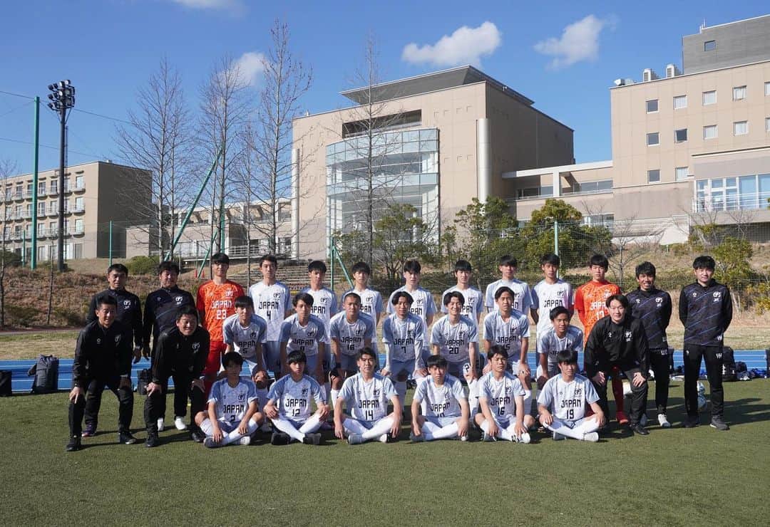 sfidaさんのインスタグラム写真 - (sfidaInstagram)「. U-17日本高校サッカー選抜  3/18-21に行われたJ-VILLAGE CUP U18をもって、U-17日本高校サッカー選抜の今年度の活動が終了しました。  静岡ヤングサッカーフェスティバル、J-VILLAGE CUPと日の丸を背負い、素晴らしい闘いを見せてくれました🇯🇵  この経験を糧に、それぞれの場所で、 さらに上のステージへと挑戦する皆さんの未来を sfidaは全力で応援しています。  最後の集合写真と、円陣シーンをお届け📸🎥 U-17日本高校サッカー選抜の皆さん、お疲れ様でした！  #fadeinyourdream #夢に向かうキミは無敵  #sfida #スフィーダ #日本高校サッカー選抜 #高校選抜 #高校サッカー #jvillage #jvillagecup」3月22日 18時25分 - sfidasports