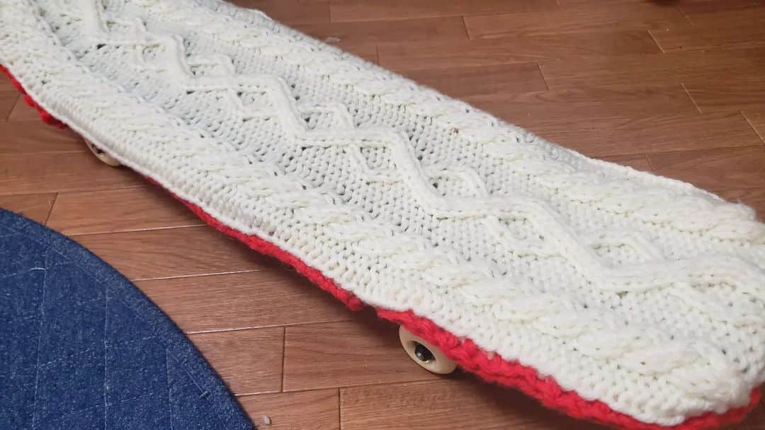 アイパー滝沢のインスタグラム：「新作編み物作品No.101 『スケボーケース』 いつかの東京オリンピックで盛り上がった時に編んでたケースホゥ。載せるの忘れてたホゥ。 こんなのあってもいいんじゃない？ホゥ。 #knitting #Crochet #handmade #ハマナカ #ボニー #スケボー #ケース #TokyoOlympic2021  #編み物 #編み物芸人 #かぎ針編み #アイパー滝沢 #よしもと芸人 #吉本興業」