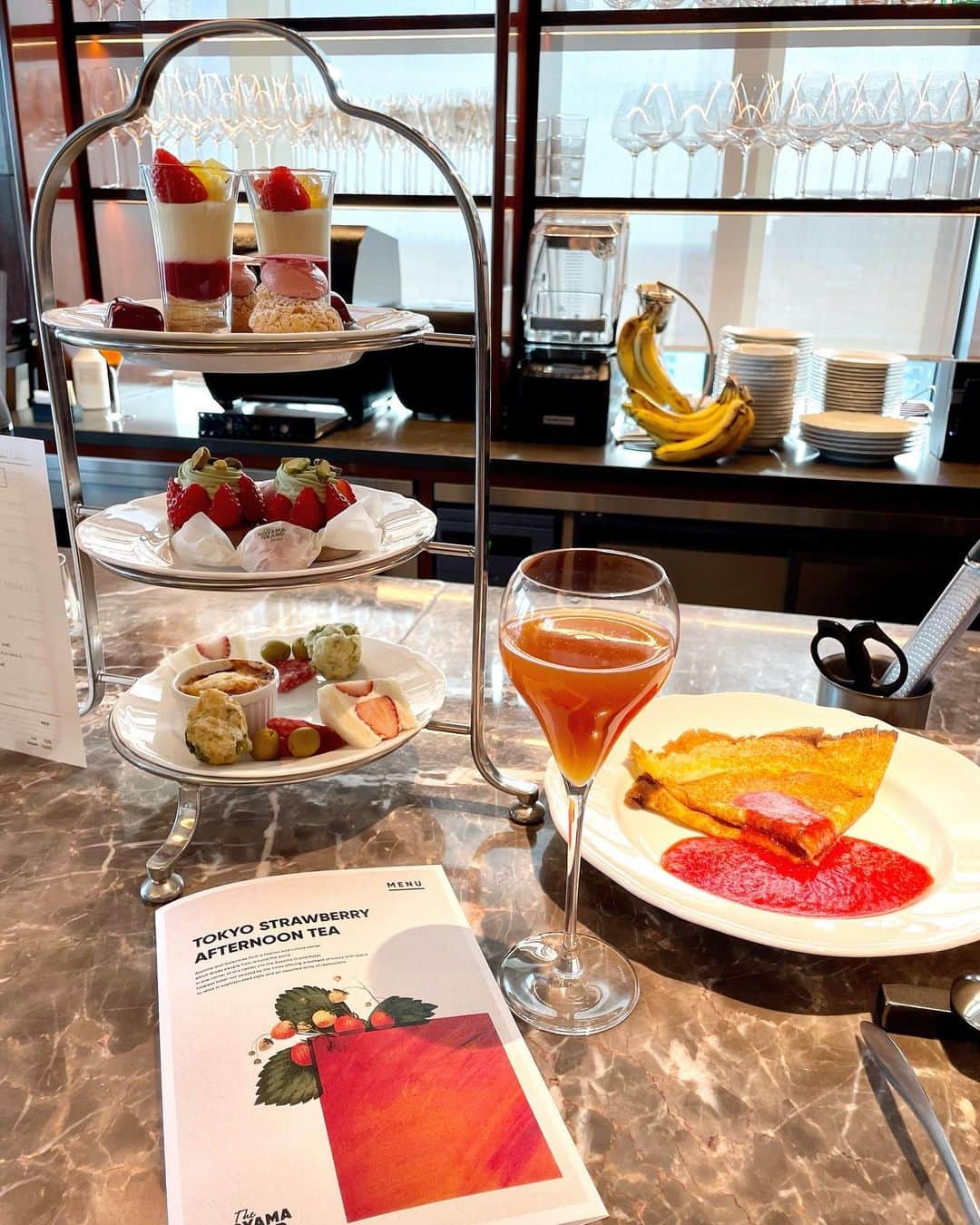 杉浦みずきのインスタグラム：「. リールでも載せたけど 写真でも残しとこ❤︎🍓 #afternoontea #theaoyamagrandhotel」