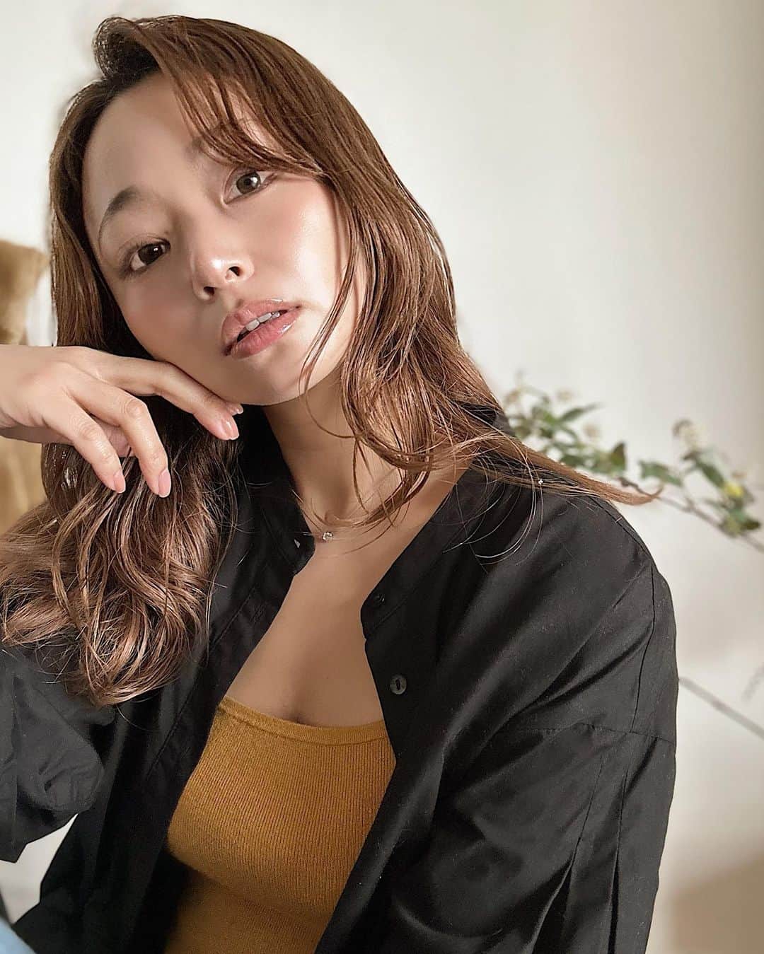 Yuuki mimuraのインスタグラム：「👽👽👽  . みんな大好きTIRTIR♪ クッションファンデーションも 赤・黒・ピンクとバリエーション豊かで、 好みの仕上がりに合わせて  選んでる方も多いのでは…🤍 なんと4/5に発売されるのはシルバー！！！ 一足早くお試しさせていただきました🌞✨  時間が経っても崩れない、 72時間持続するオーラ光彩🎨 しっとりとしていて 肌に優しいうるうるのみずみずしさと安定のカバー力💪🏽 ツヤがあって、 お肌に密着しながらカバーしてくれるから崩れにくい✨ 今までのシリーズの中で1番わたしのタイプかもー！  ちなみに今日焼け止めも TIRTIRを使っています〜🌞✨  #TIRTIR #マスクフィットオーラクッション #sponsored #最強ベース #マスクフィット #マスクフィットシリーズ  @tirtir_jp_official」