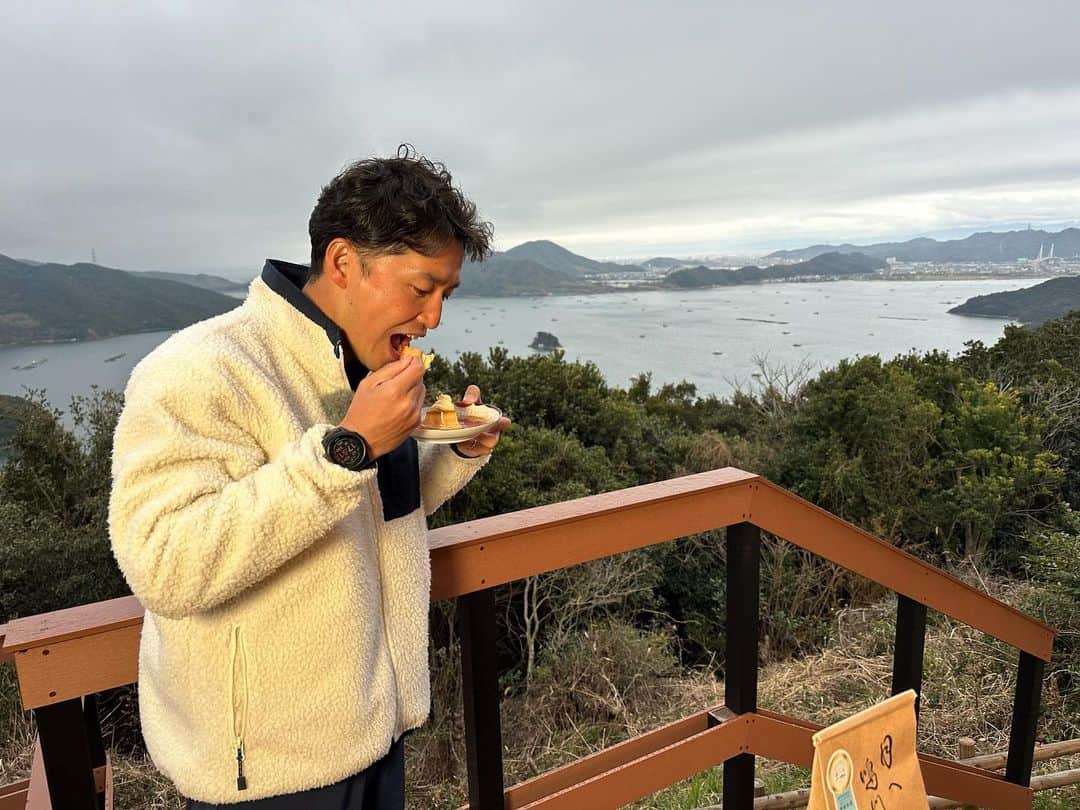 山中真さんのインスタグラム写真 - (山中真Instagram)「・ 昨日は徳島県鳴門市の 絶景スイーツカフェから。  国立公園の中で なぜかここだけ私有地、 という絶景ロケーション。  本格フレンチレストランが 手作りするスイーツは どれもほんと美味しくて。  本番後、スタッフみんなで 美味しく頂きました♪  新作の鳴門金時プリン、 また食べたいなぁー。  #mbs #よんチャンtv  #毎日生中継 #山ちゃん中継 #フレンチモンスター瀬戸内フードアート  #月へ鳴門へ #鳴門第二ボタン」3月22日 18時31分 - makorine1120