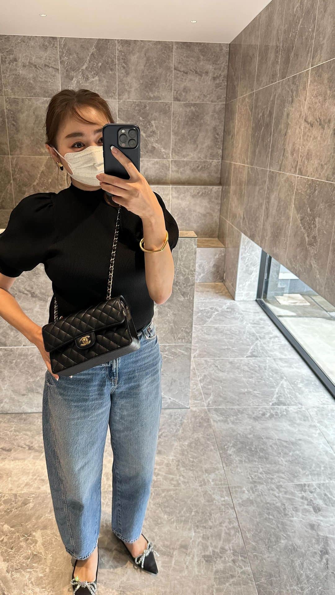 Keikooooooのインスタグラム：「コーデ🖤 今時期はこういう少しハイネックの半袖ニットが使える✨ 袖がぽわーんが可愛いすぎる🥰 ジェイアール名古屋高島屋で、POPUP中みたいです♫ アウターは、 @liten.official のsailor collar coatです🖤  🙇🏻‍♀️先日ご予約でご購入頂きましたsailor collar coatの発送が全て完了いたしました。 ご購入頂き有難うございました🙇🏻‍♀️♥️ 朝晩まだまだ寒い日が続きますので、コーディネートをお楽しみ頂けますと幸いです♡ @liten.official   coat @liten.official #liten knit @donobanweb #donoban  denim @zara #zara shoes @zara #zara bag @chanelofficial #chanel accessory @anche_official   #ドノバン#ザラ#リテン#ママコーデ#シンプルコーデ #春コーデ#プチプラコーデ #カジュアル#デニムコーデ #カジュアルコーデ#大人かわいい #zara購入品」